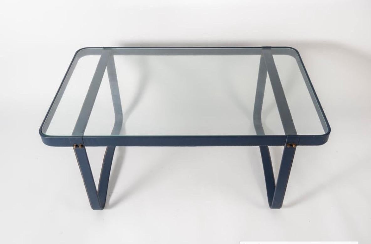 Französischer Couchtisch aus schwarzem Leder, handgenäht, Mitte des Jahrhunderts, von Jacques Adnet (Moderne der Mitte des Jahrhunderts) im Angebot