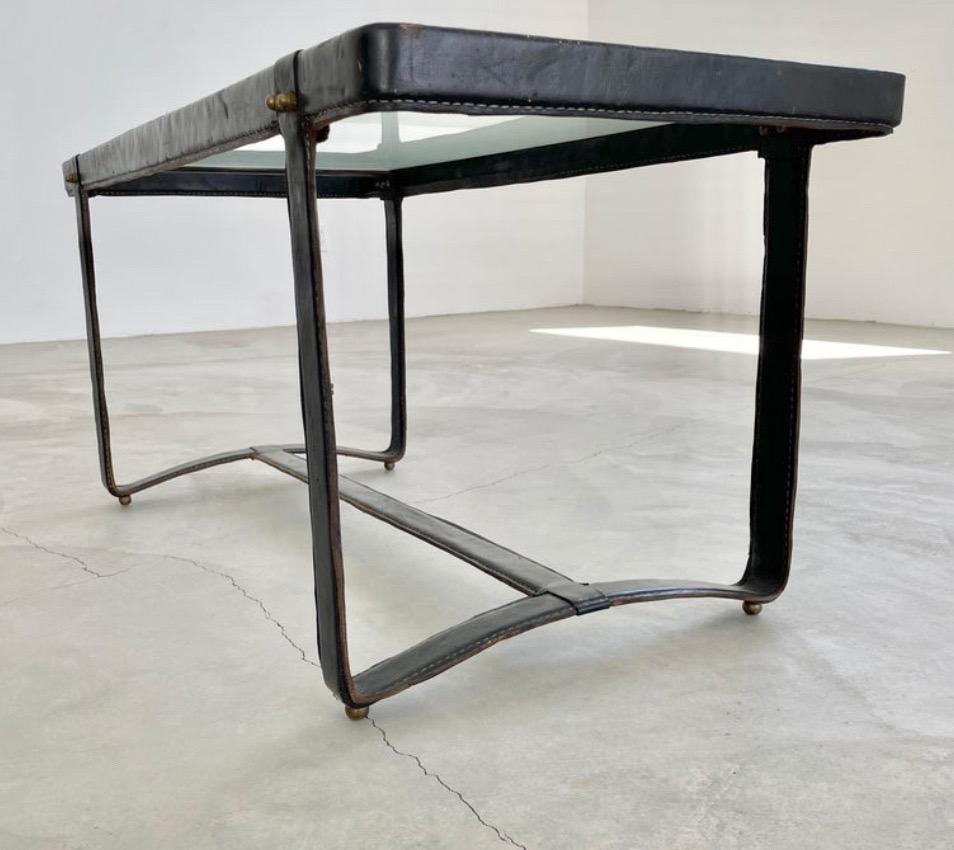 Französischer Couchtisch aus schwarzem Leder, handgenäht, Mitte des Jahrhunderts, von Jacques Adnet im Zustand „Gut“ im Angebot in New York, NY