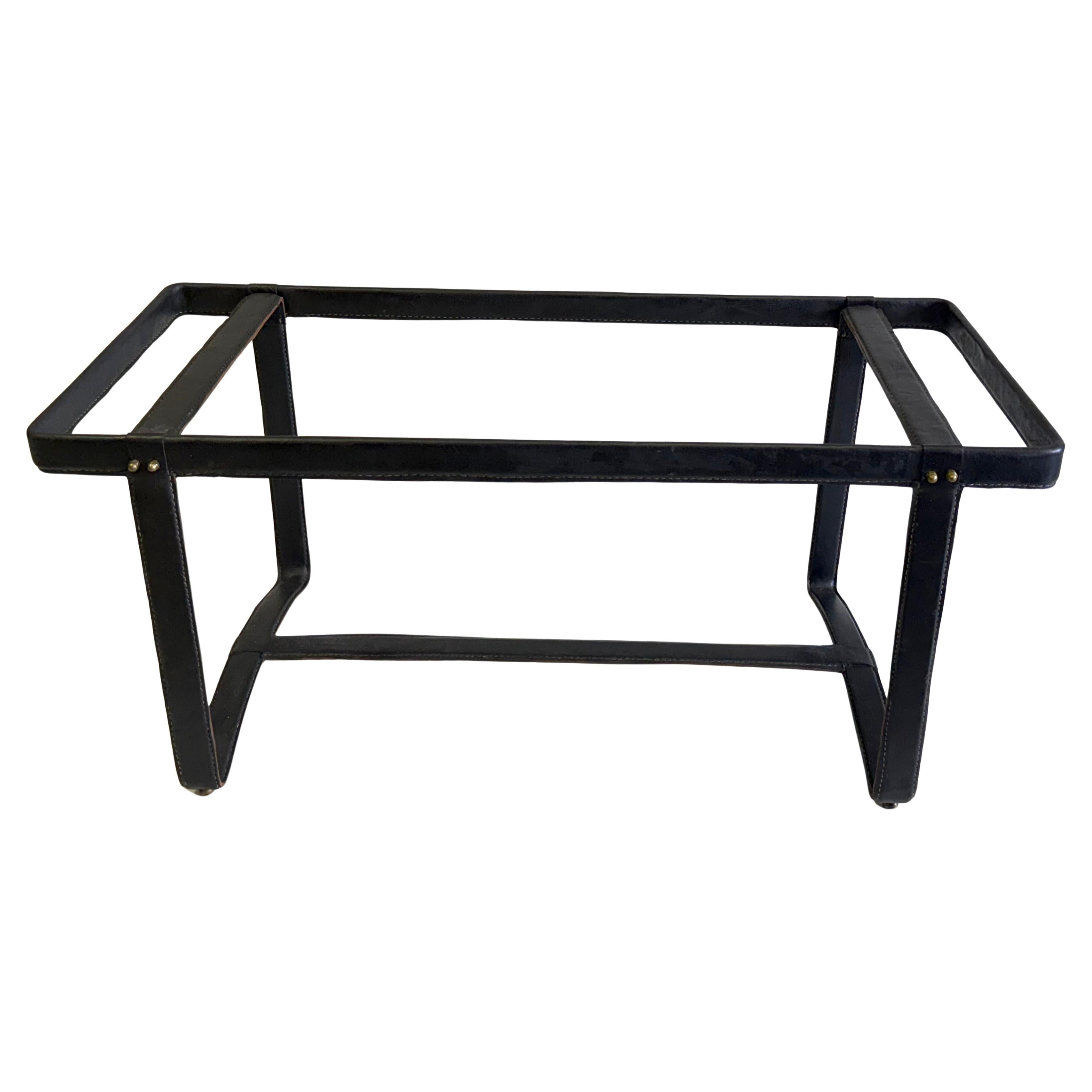 Französischer Couchtisch aus schwarzem Leder, handgenäht, Mitte des Jahrhunderts, von Jacques Adnet (Messing) im Angebot
