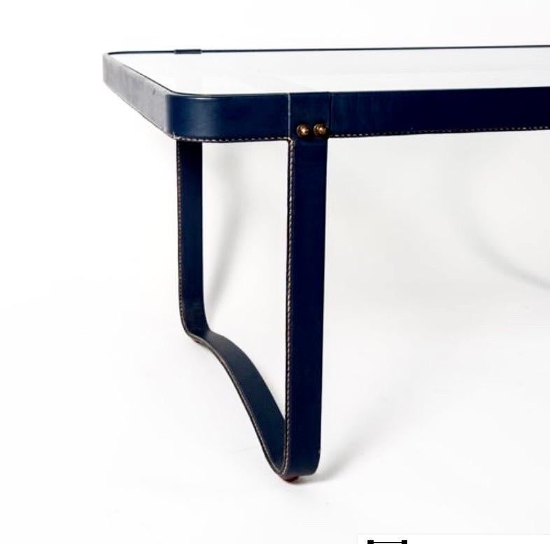 Französischer Couchtisch aus schwarzem Leder, handgenäht, Mitte des Jahrhunderts, von Jacques Adnet im Angebot 2