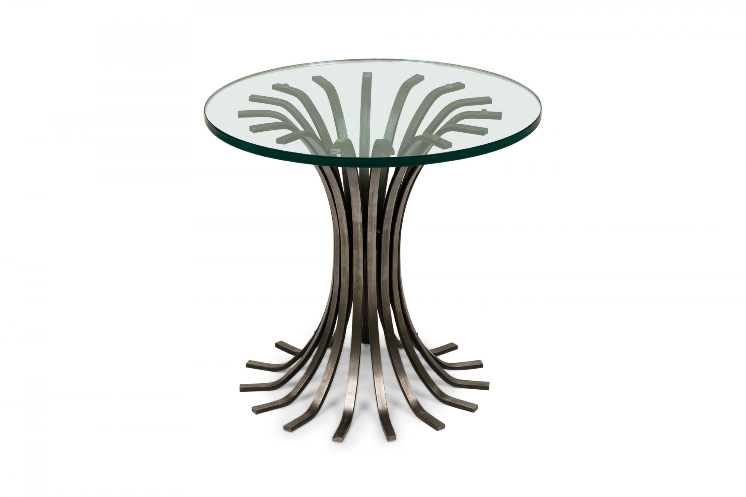 Mid-Century Modern Table d'appoint française du milieu du siècle dernier en forme de sablier avec lattes de fer et verre circulaire en vente