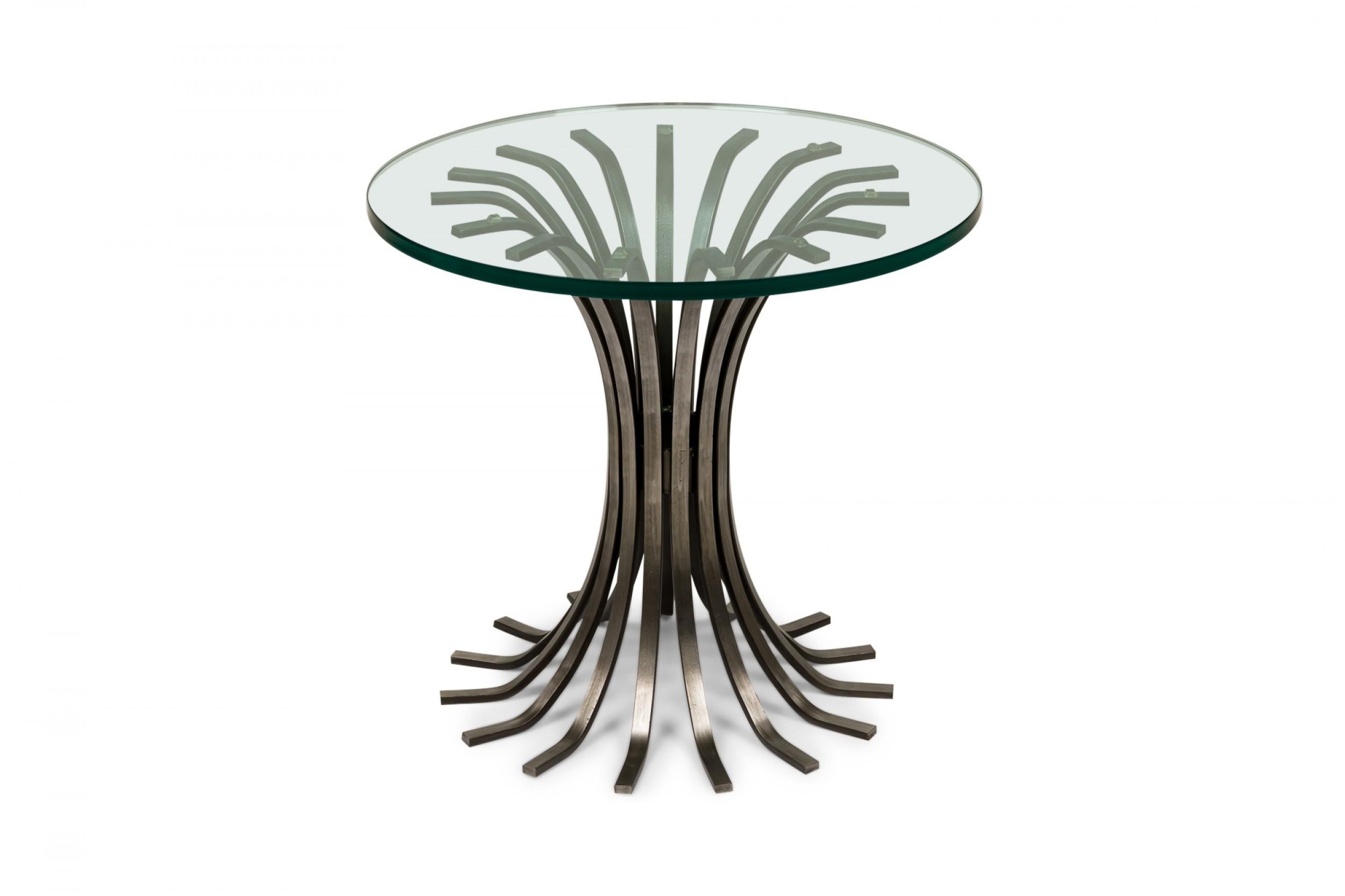 Français Table d'appoint française du milieu du siècle dernier en forme de sablier avec lattes de fer et verre circulaire en vente