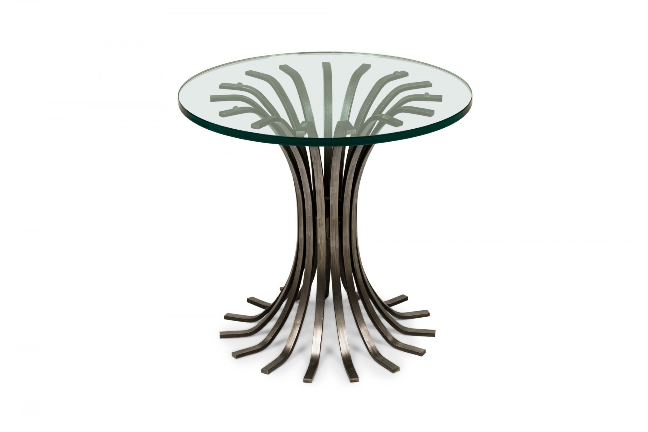 Table d'appoint française du milieu du siècle dernier en forme de sablier avec lattes de fer et verre circulaire en vente 1
