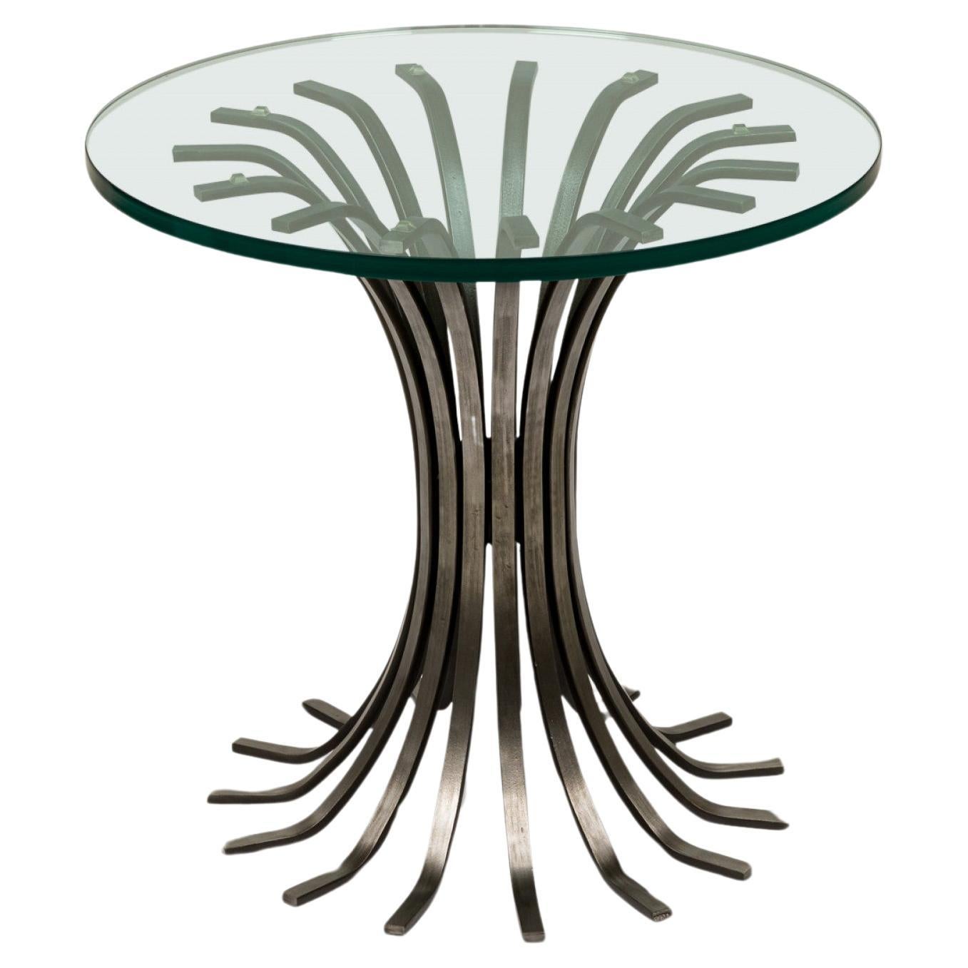 Table d'appoint française du milieu du siècle dernier en forme de sablier avec lattes de fer et verre circulaire en vente