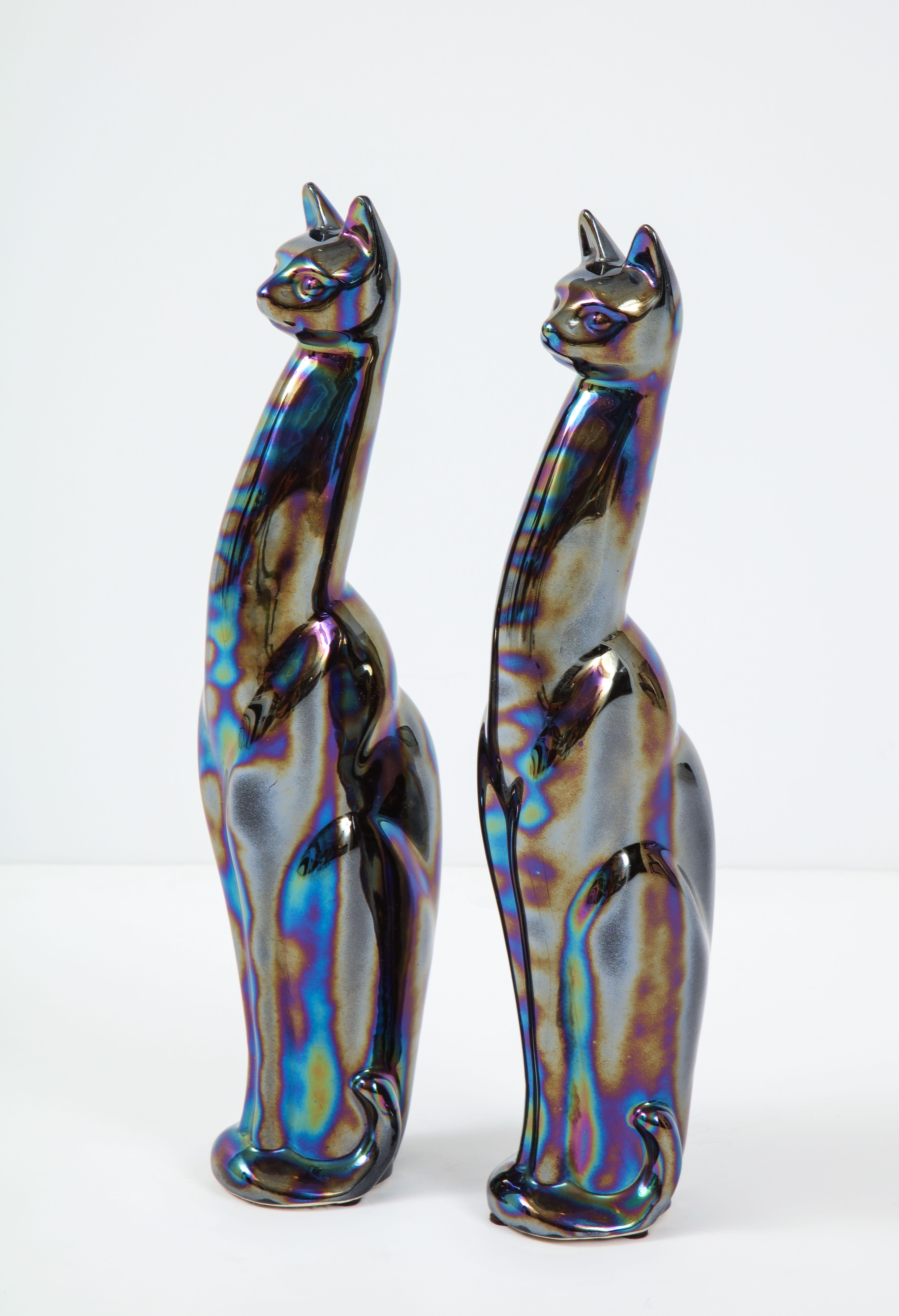 Mid-Century Modern Figures de chats émaillées iridescentes du milieu du siècle dernier en vente