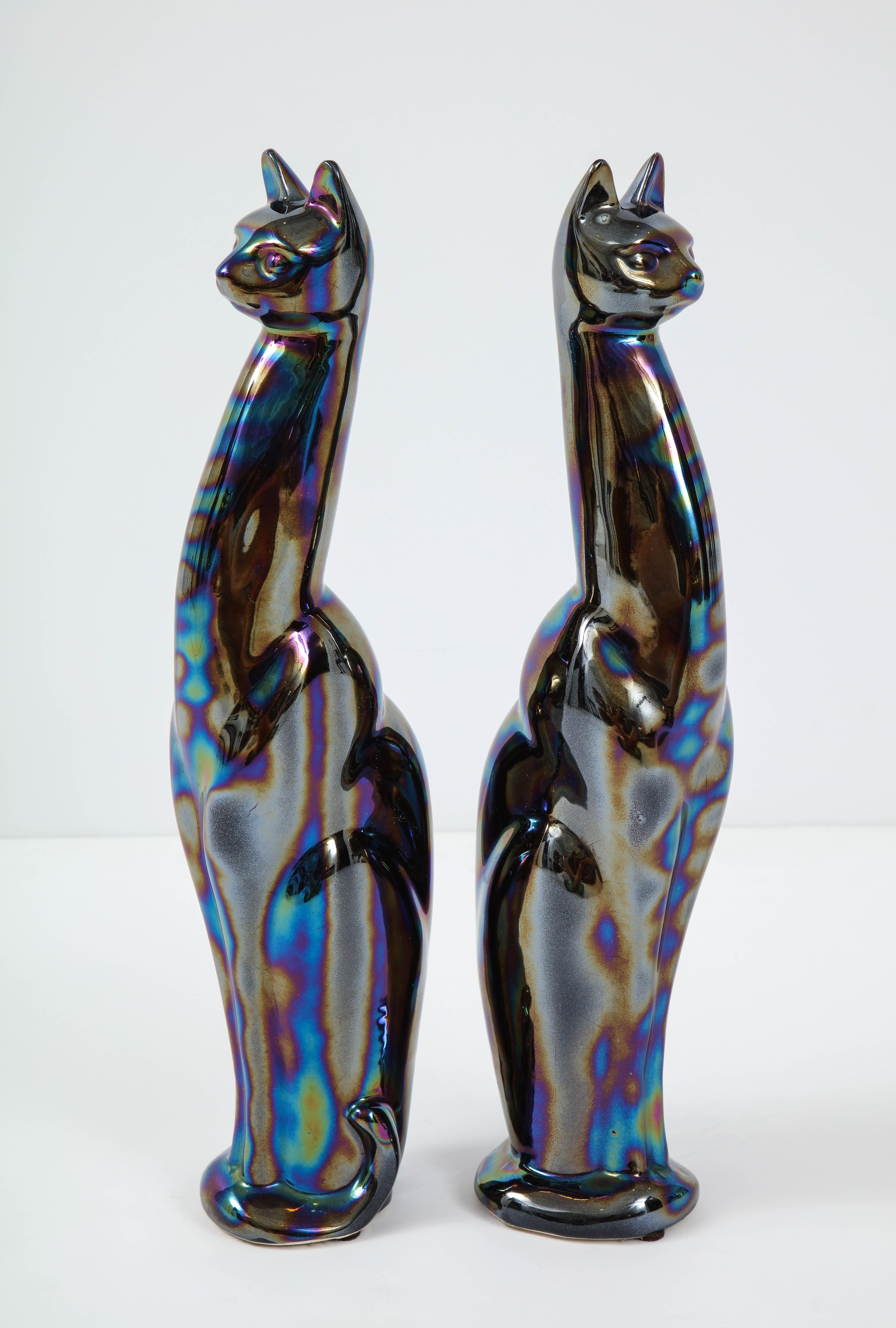 Vernissé Figures de chats émaillées iridescentes du milieu du siècle dernier en vente