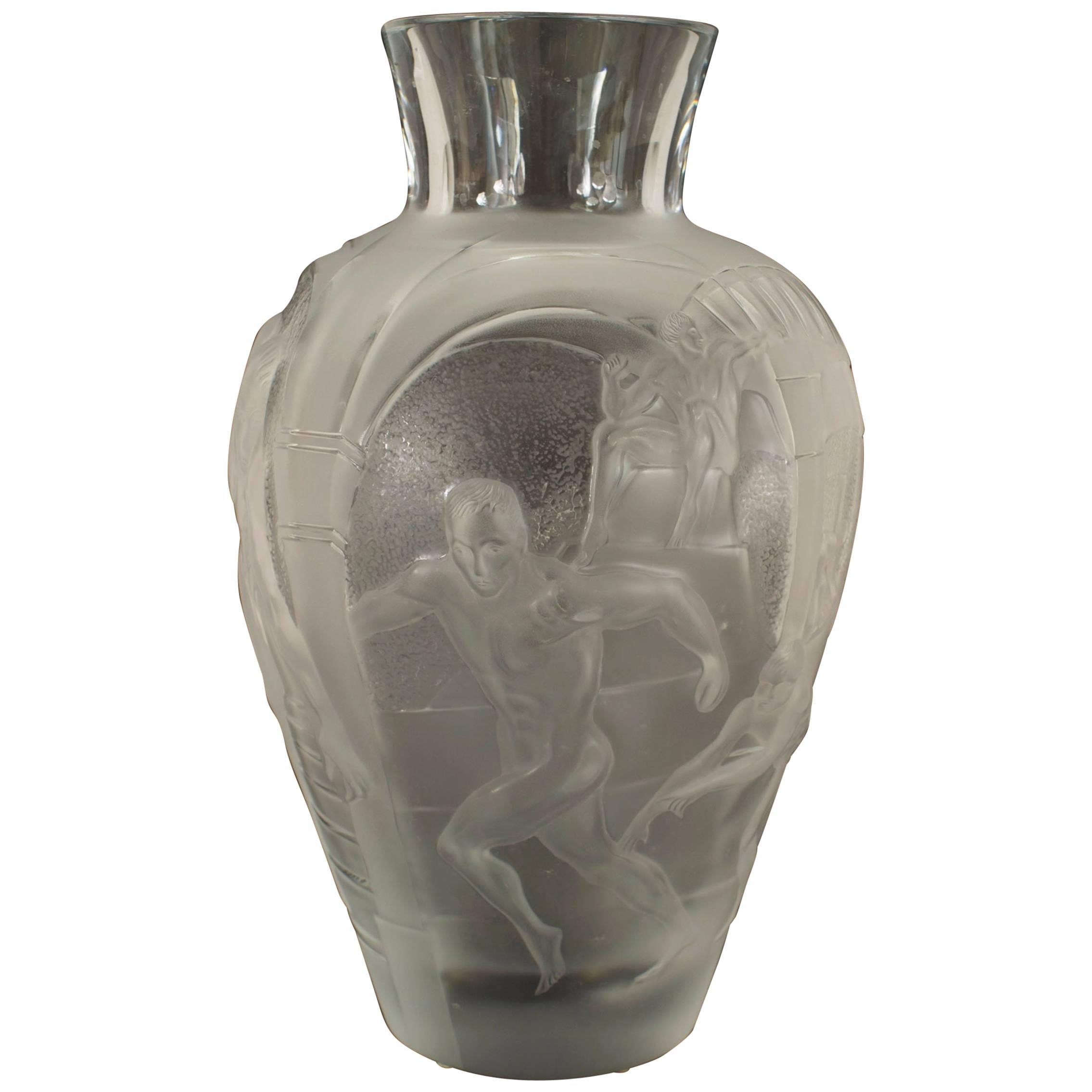 Vaso francese di metà secolo in vetro smerigliato Lalique