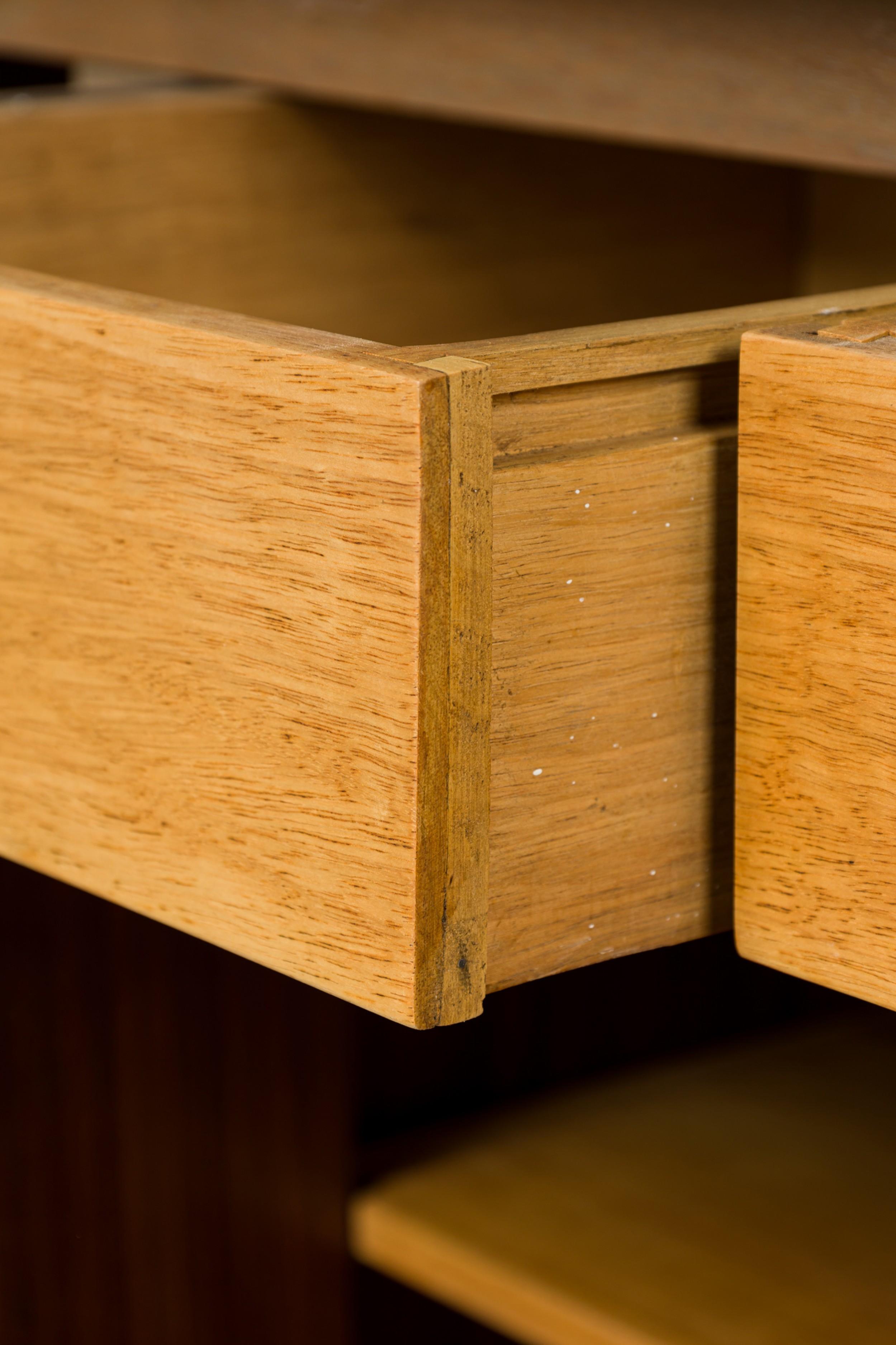 Credenza francese di metà secolo in Oak Oak Oak, stile Jacques Adnet in vendita 2