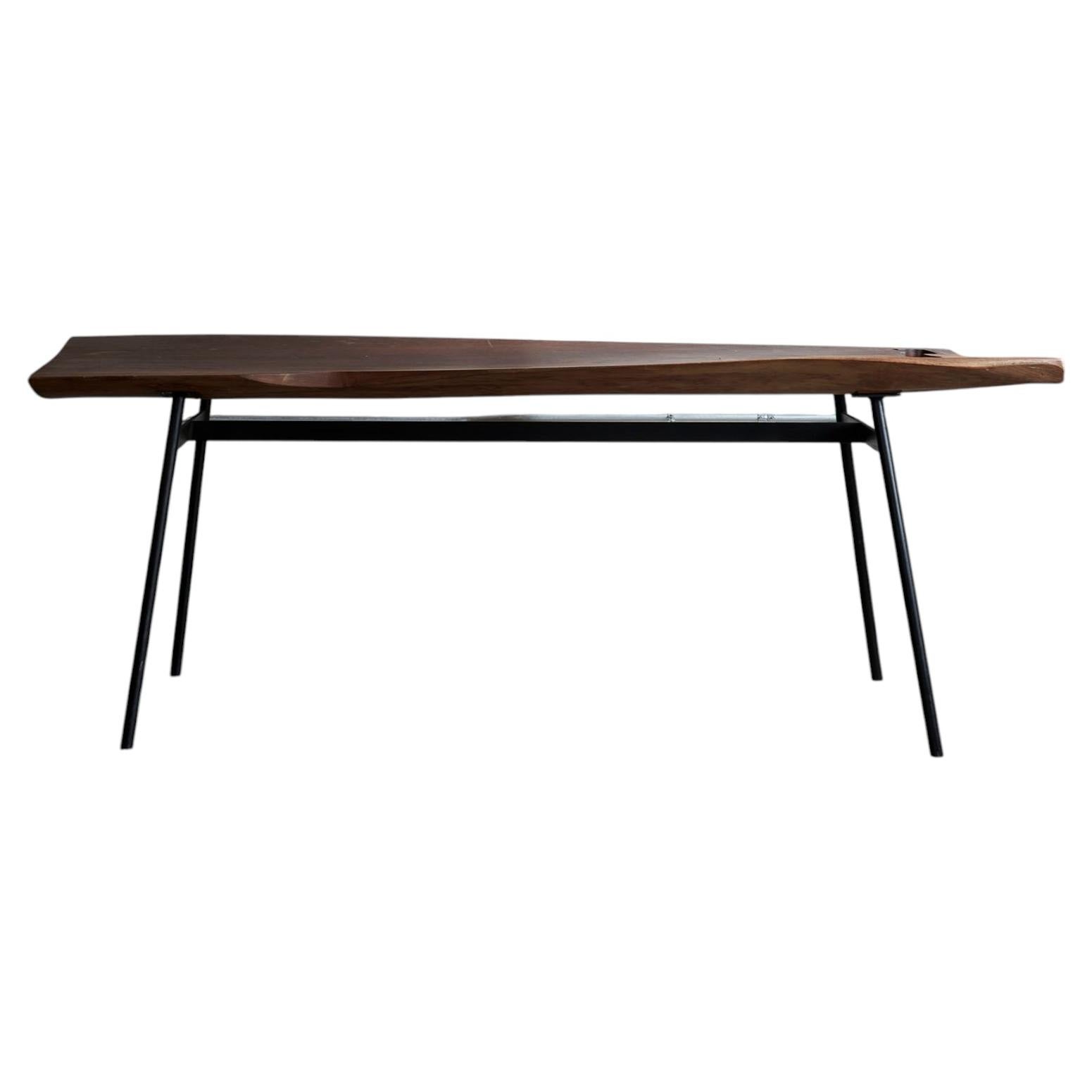 What is a live EDGE desk?