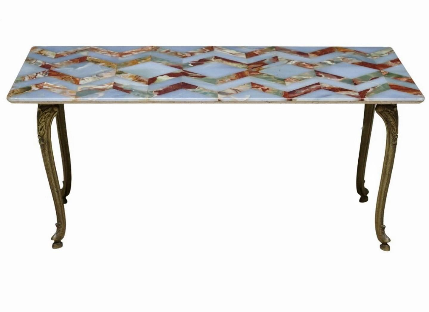 Superbe table de cocktail vintage française du milieu du siècle dernier. circa 1960s/1970s

Un chef-d'œuvre de transition, mêlant des éléments de design du luxueux style Louis XV du XVIIIe siècle à l'opulence glamour de la Régence hollywoodienne et
