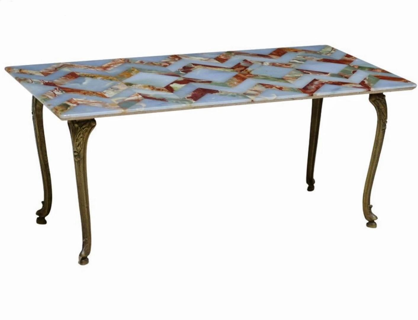 Français Table basse française du milieu du siècle dernier Louis XV Hollywood Glam incrusté d'onyx doré en vente