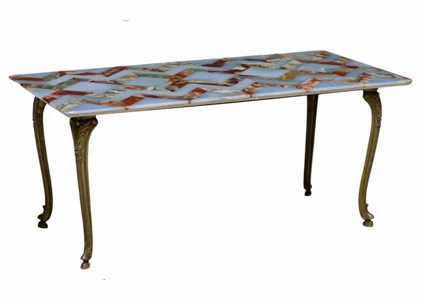 Moulage Table basse française du milieu du siècle dernier Louis XV Hollywood Glam incrusté d'onyx doré en vente