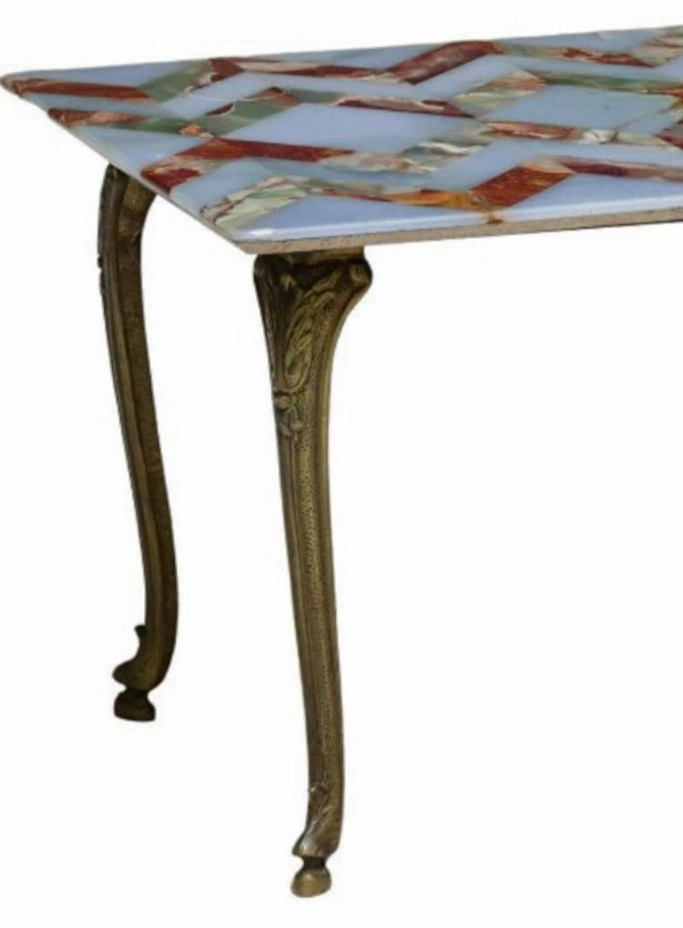 Table basse française du milieu du siècle dernier Louis XV Hollywood Glam incrusté d'onyx doré Bon état - En vente à Forney, TX