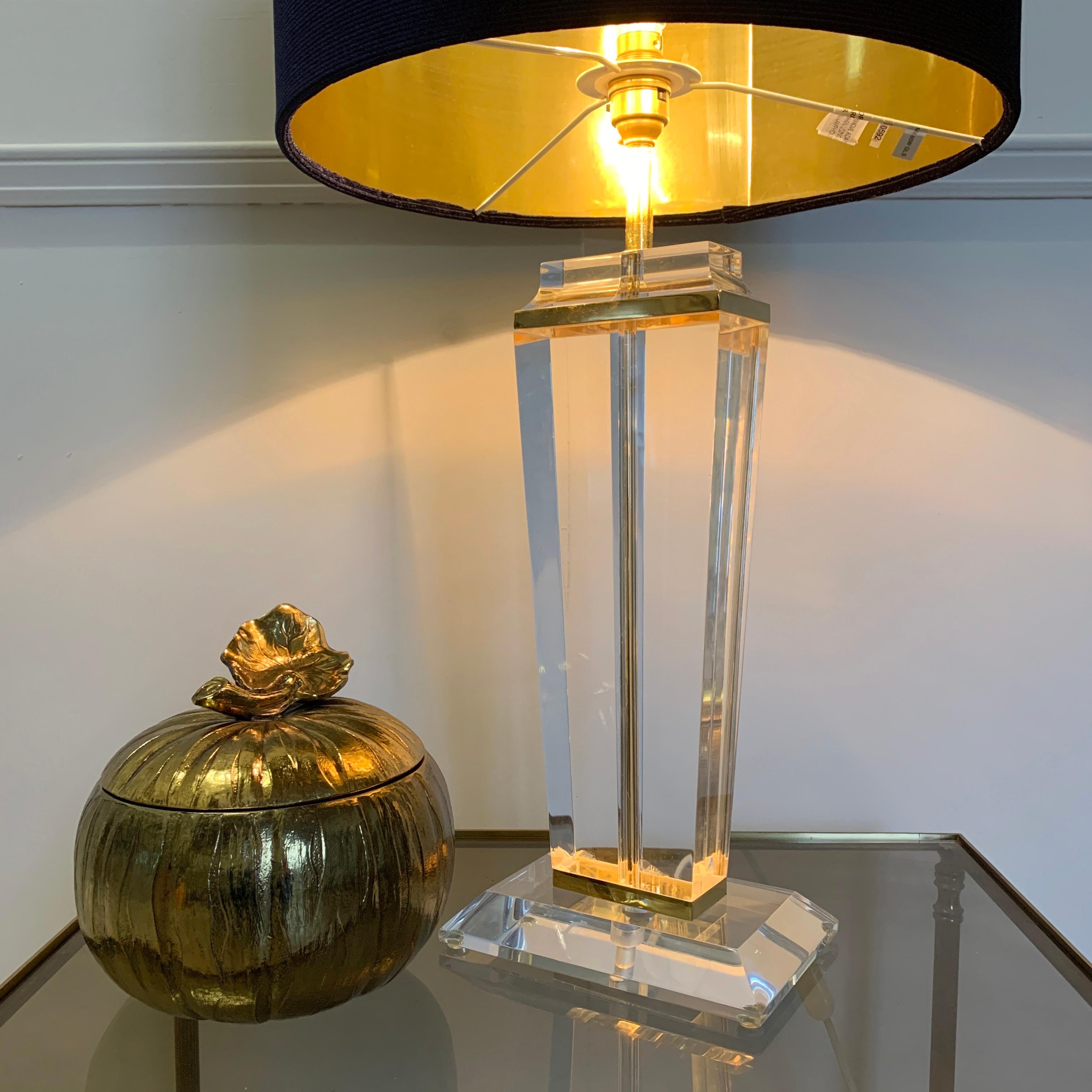 Lampe de bureau française en lucite du milieu du siècle dernier en vente 1