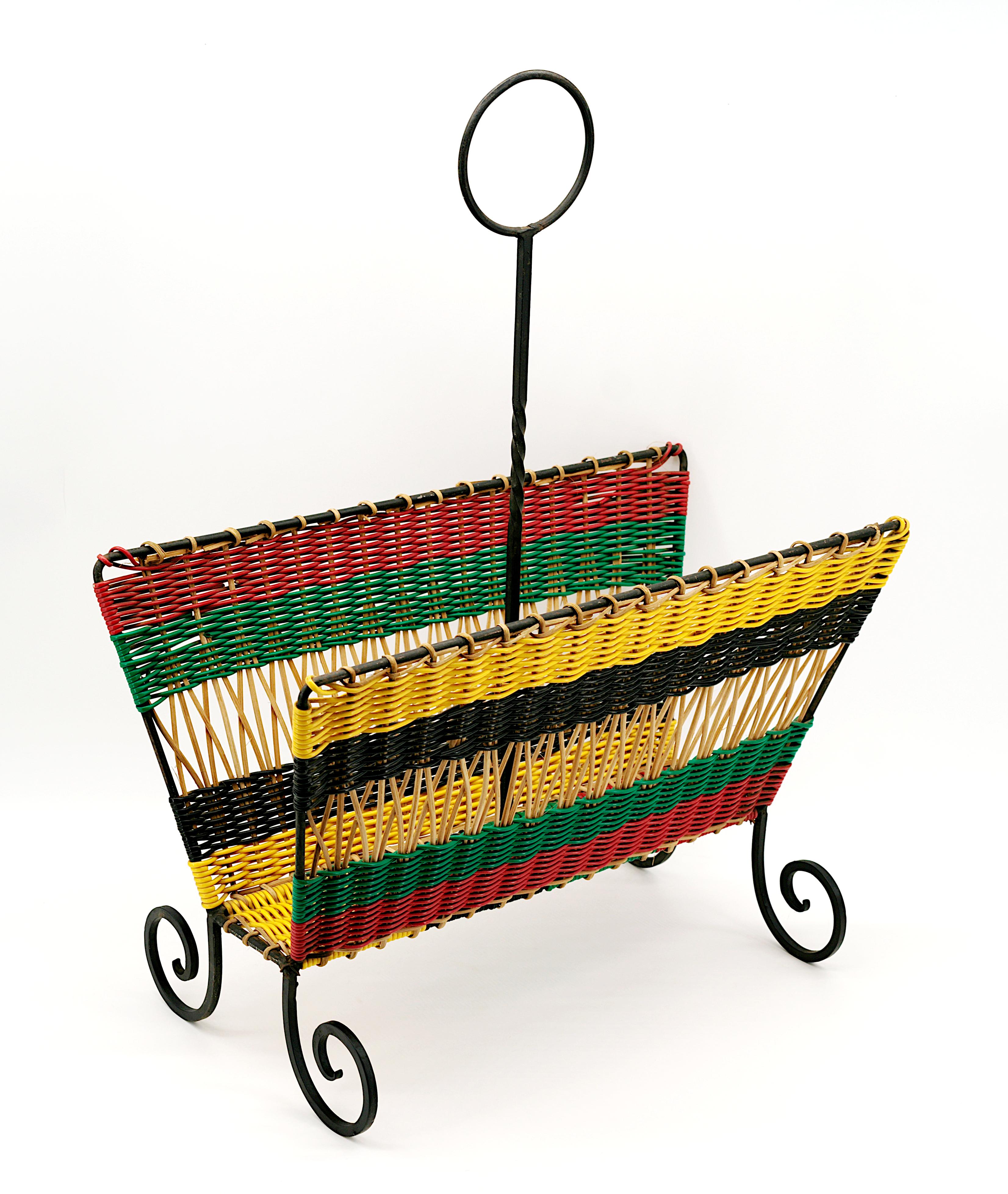 Französischer Zeitschriftenständer aus der Jahrhundertmitte, Frankreich, 1950er Jahre. Korbwaren, Kunststoff und Eisen. Höhe: 65 cm (25,6