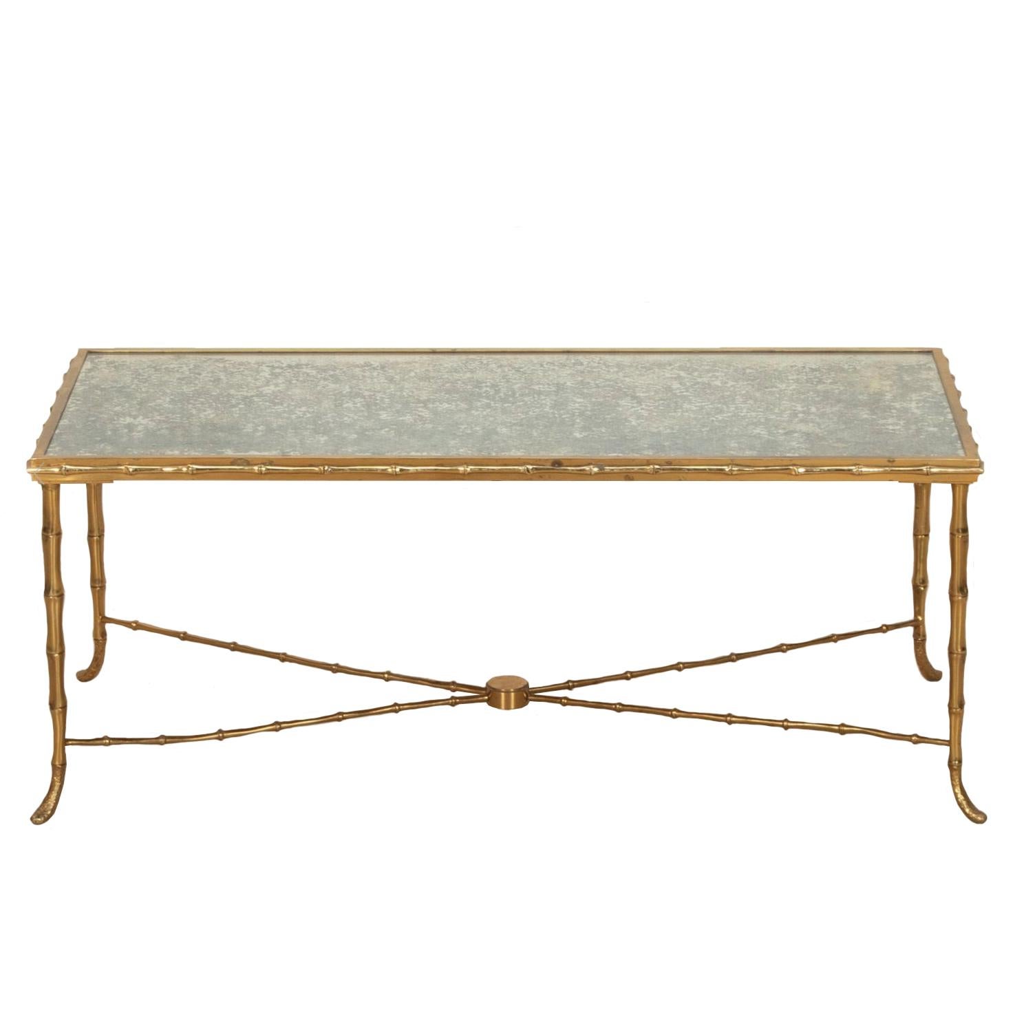 Mesa de centro de latón dorado de imitación de bambú, estilo Maison Bagues, de muy buena calidad, de mediados del siglo XX.
Con su tapa de espejo original 