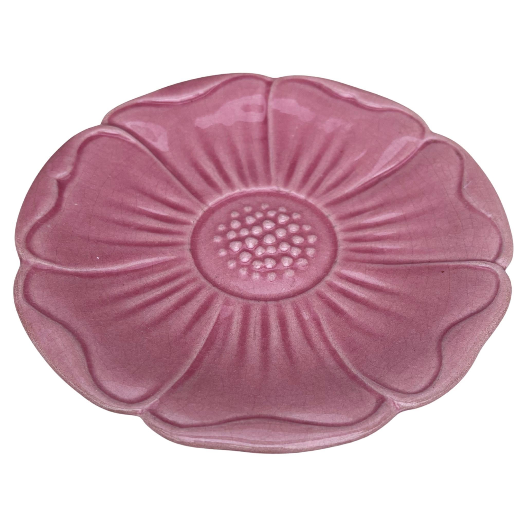 Pequeño plato de mayólica francesa de mediados de siglo con flores rosas Charolles.
7 pulgadas de diámetro.