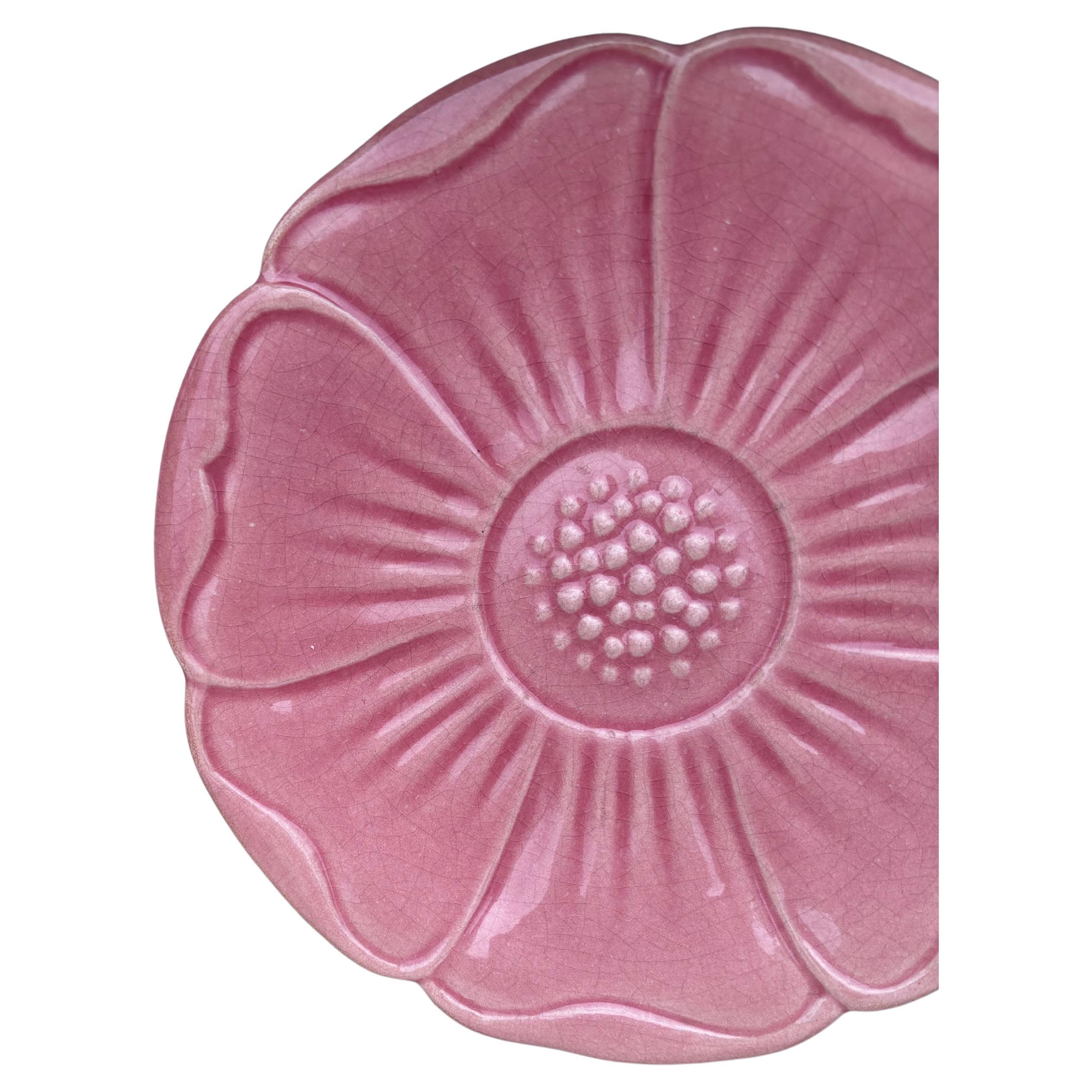 Plato de mayólica rosa de mediados de siglo Charolles Moderno de mediados de siglo en venta
