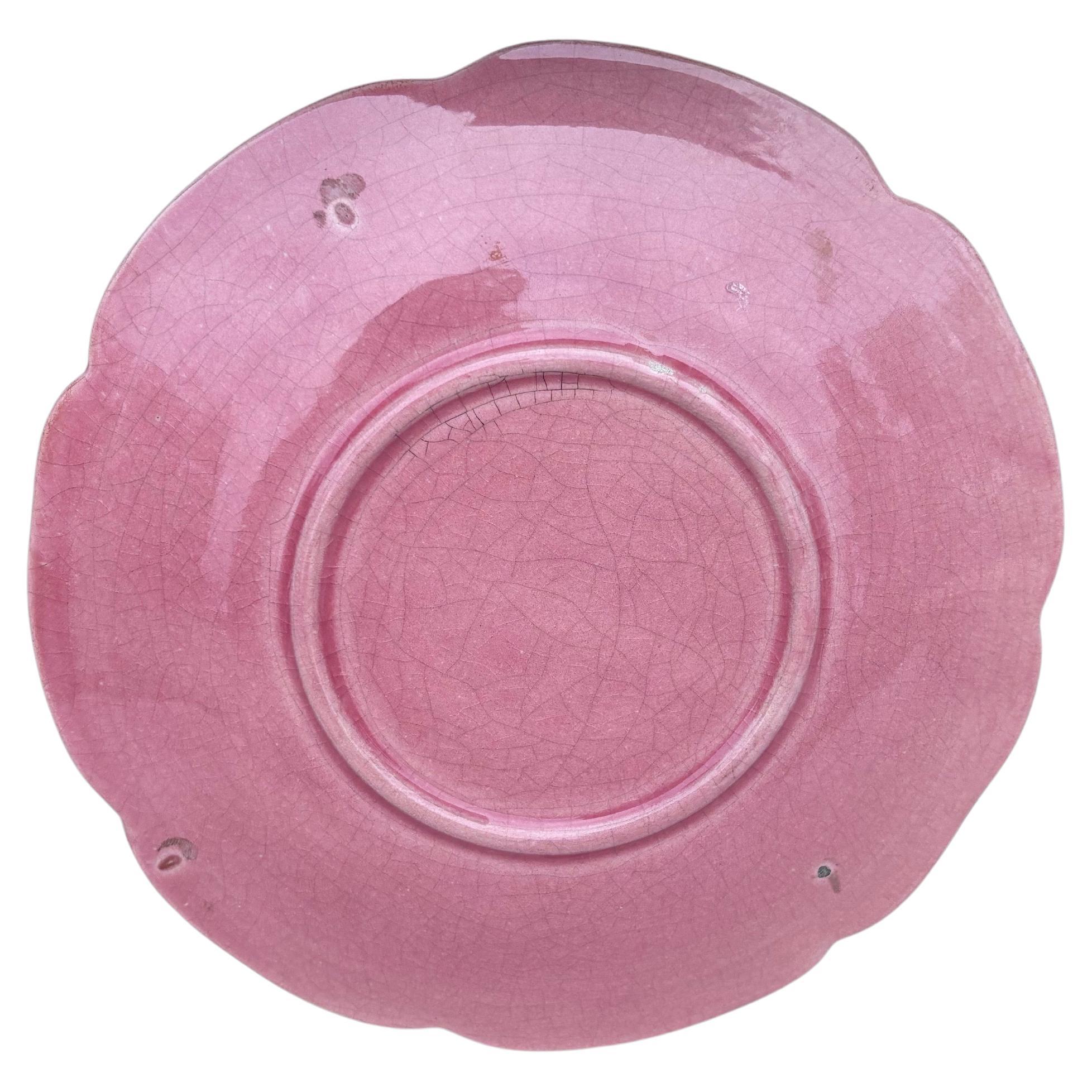Plato de mayólica rosa de mediados de siglo Charolles Francés en venta