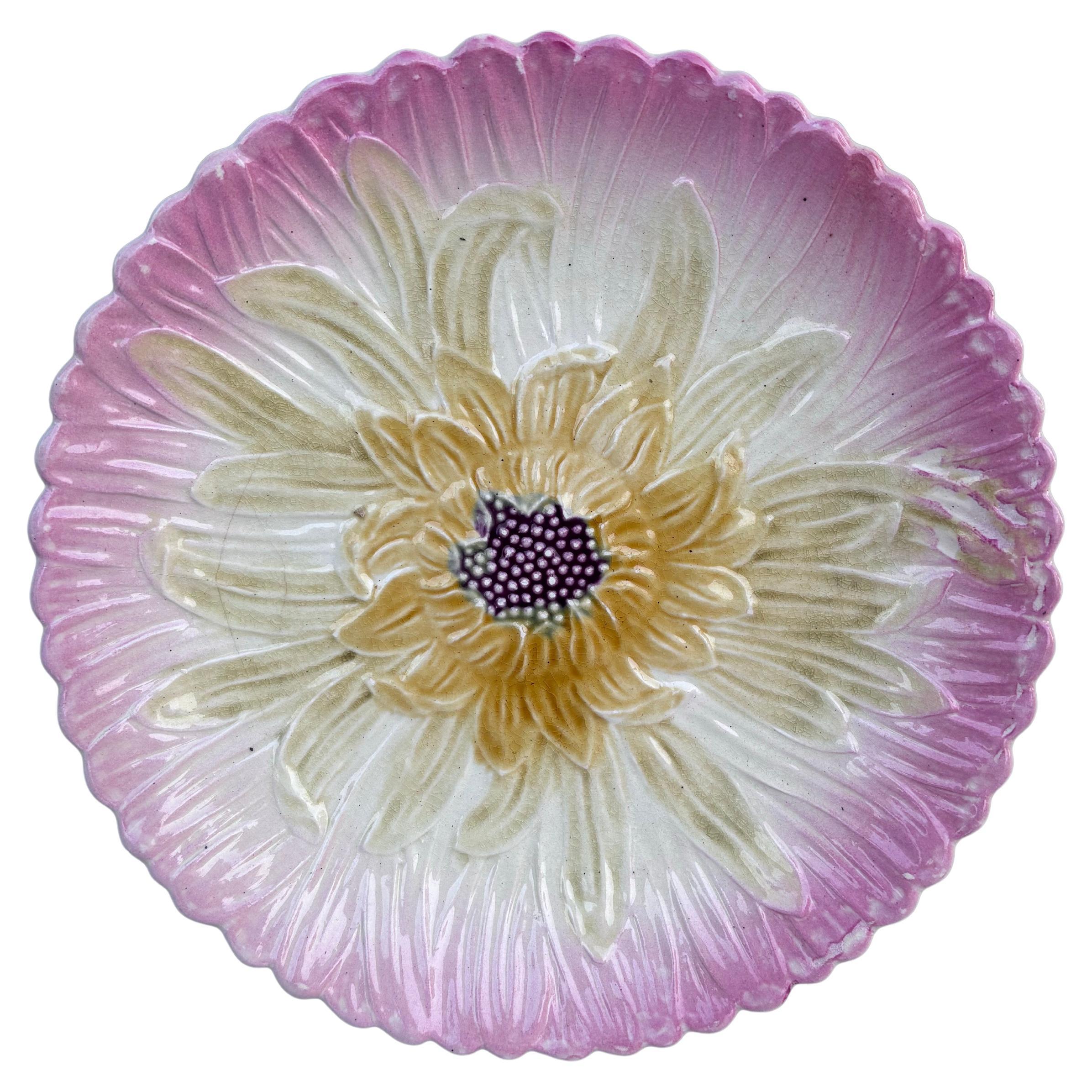 Plato de mayólica rosa de mediados de siglo Charolles en Bueno estado para la venta en Austin, TX