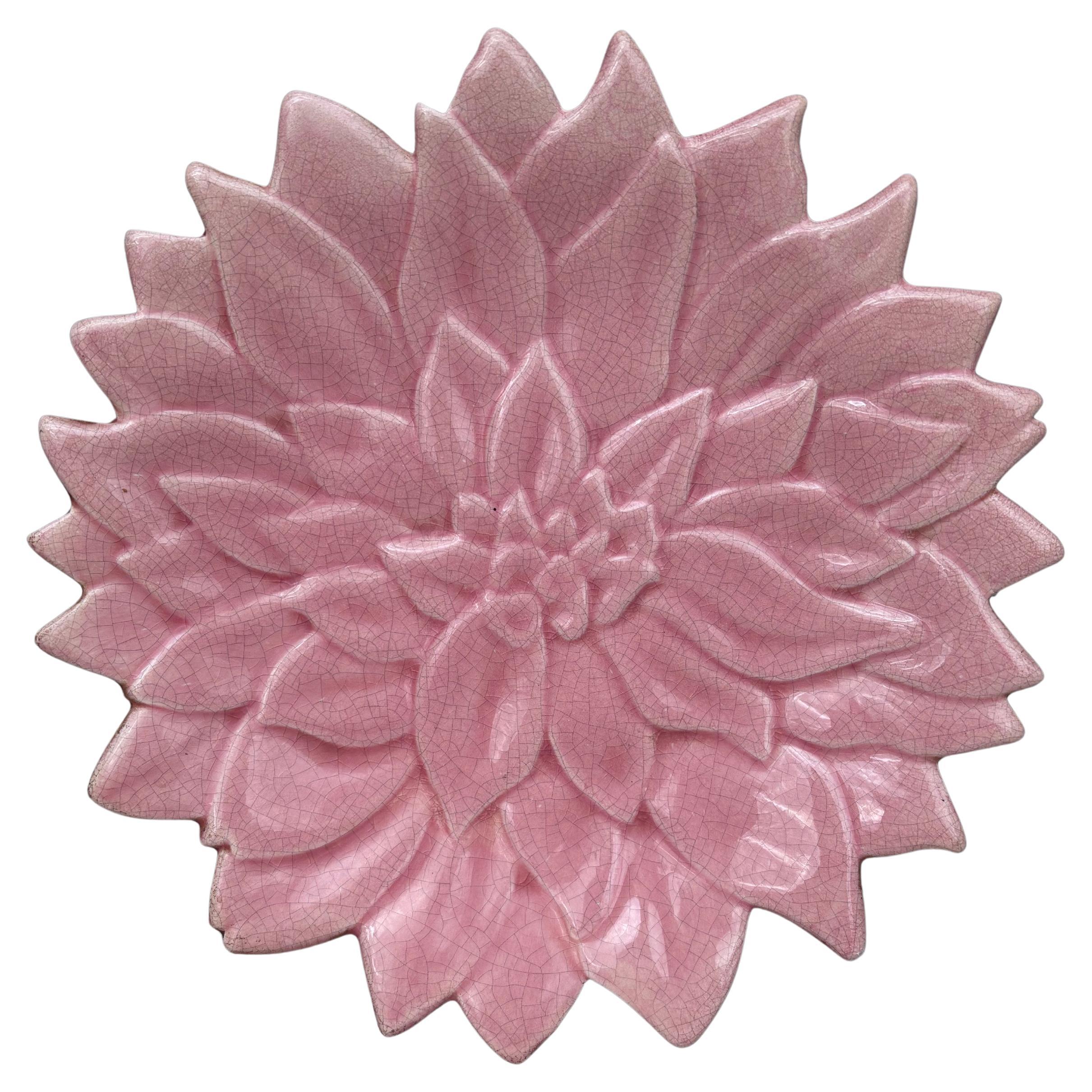 Plato de mayólica rosa de mediados de siglo Charolles Cerámico en venta