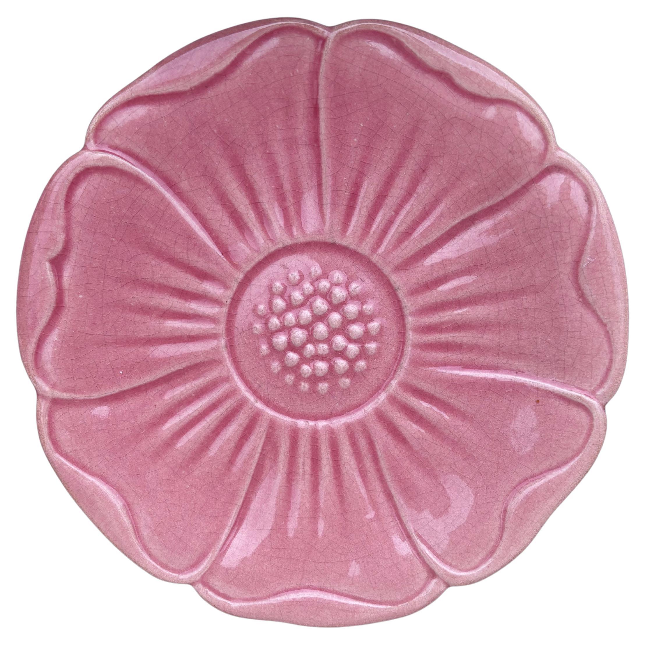Plato de mayólica rosa de mediados de siglo Charolles