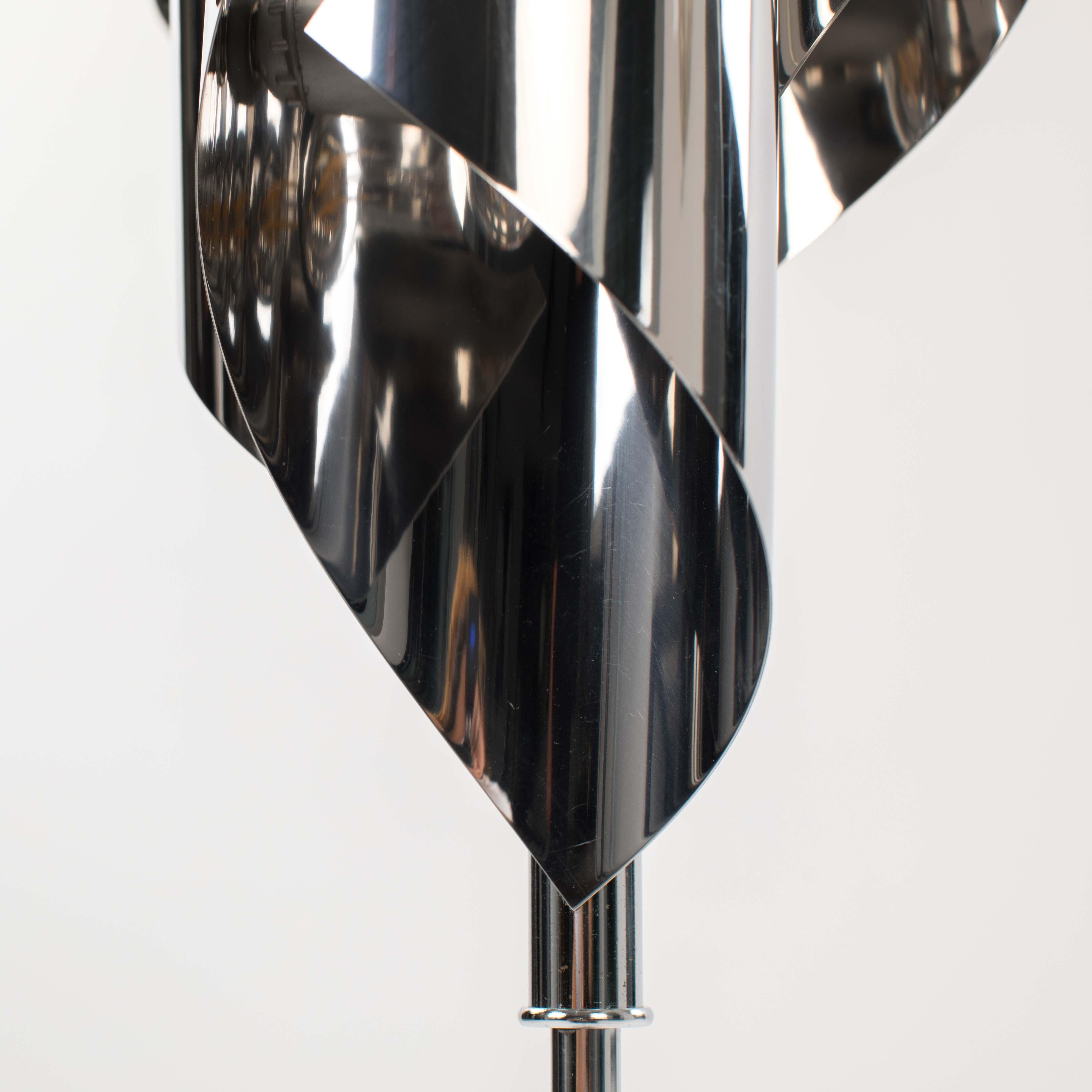 Lampada da tavolo minimalista francese del Mid-Century con linee trasparenti, lucide e cromate degli anni '70 in vendita 4