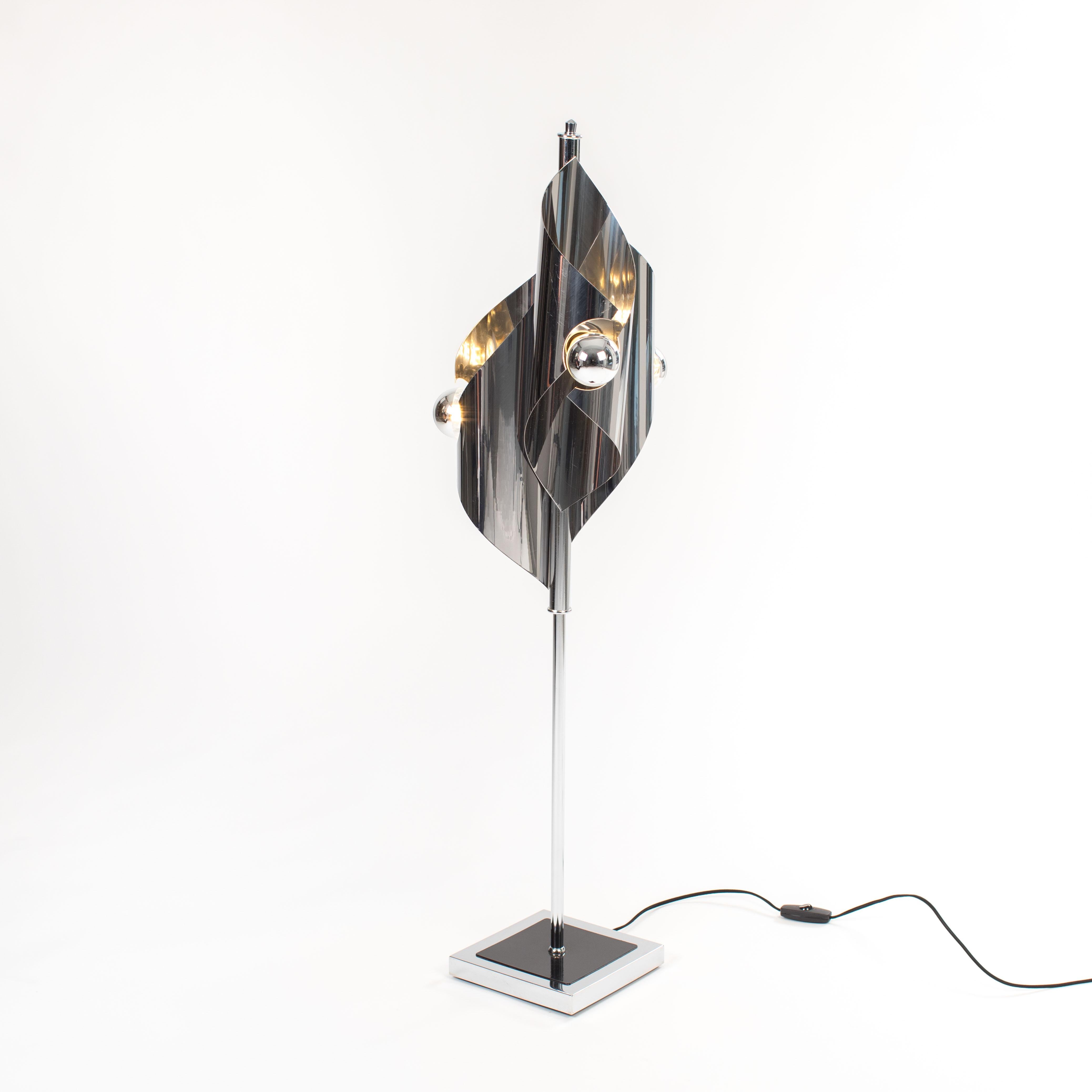Lampada da tavolo minimalista francese del Mid-Century con linee trasparenti, lucide e cromate degli anni '70 in vendita 8