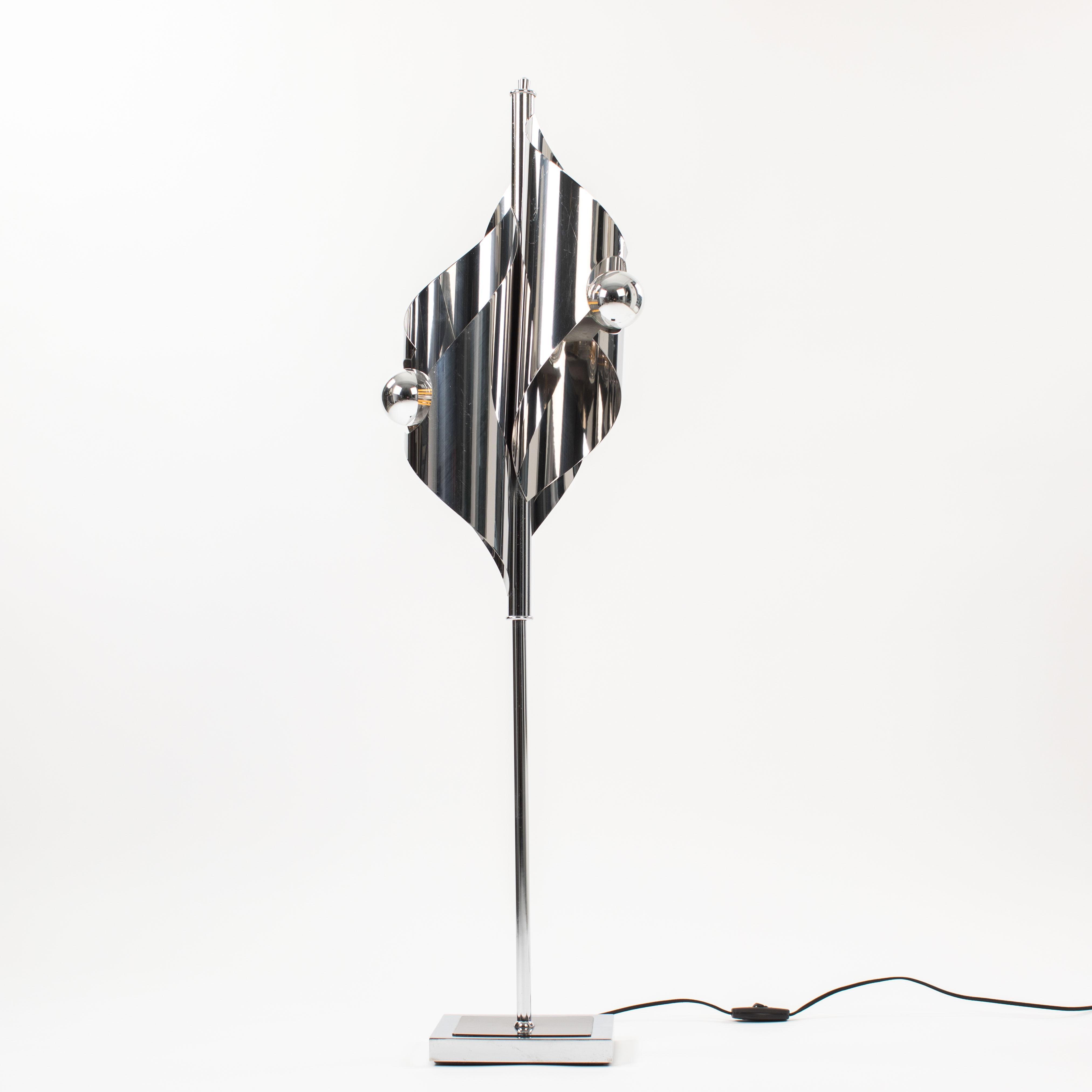 Lampada da tavolo minimalista francese del Mid-Century con linee chiare, lucide e cromate degli anni '70 nello stile di Francois Monnet.

Lampada da tavolo o da terra minimalista realizzata con lame d'acciaio cromate e ricurve con una sottile base