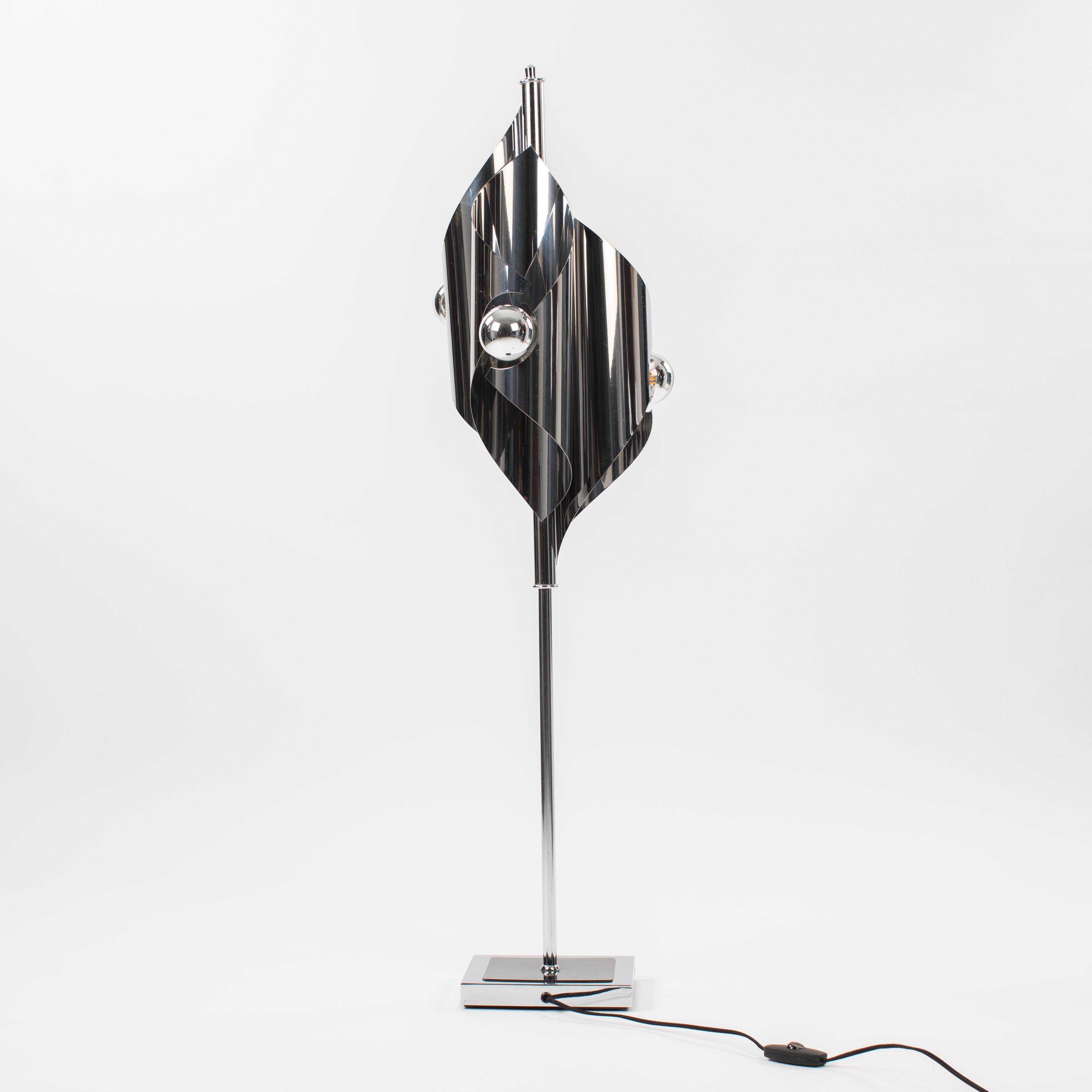 Galvanizzato Lampada da tavolo minimalista francese del Mid-Century con linee trasparenti, lucide e cromate degli anni '70 in vendita
