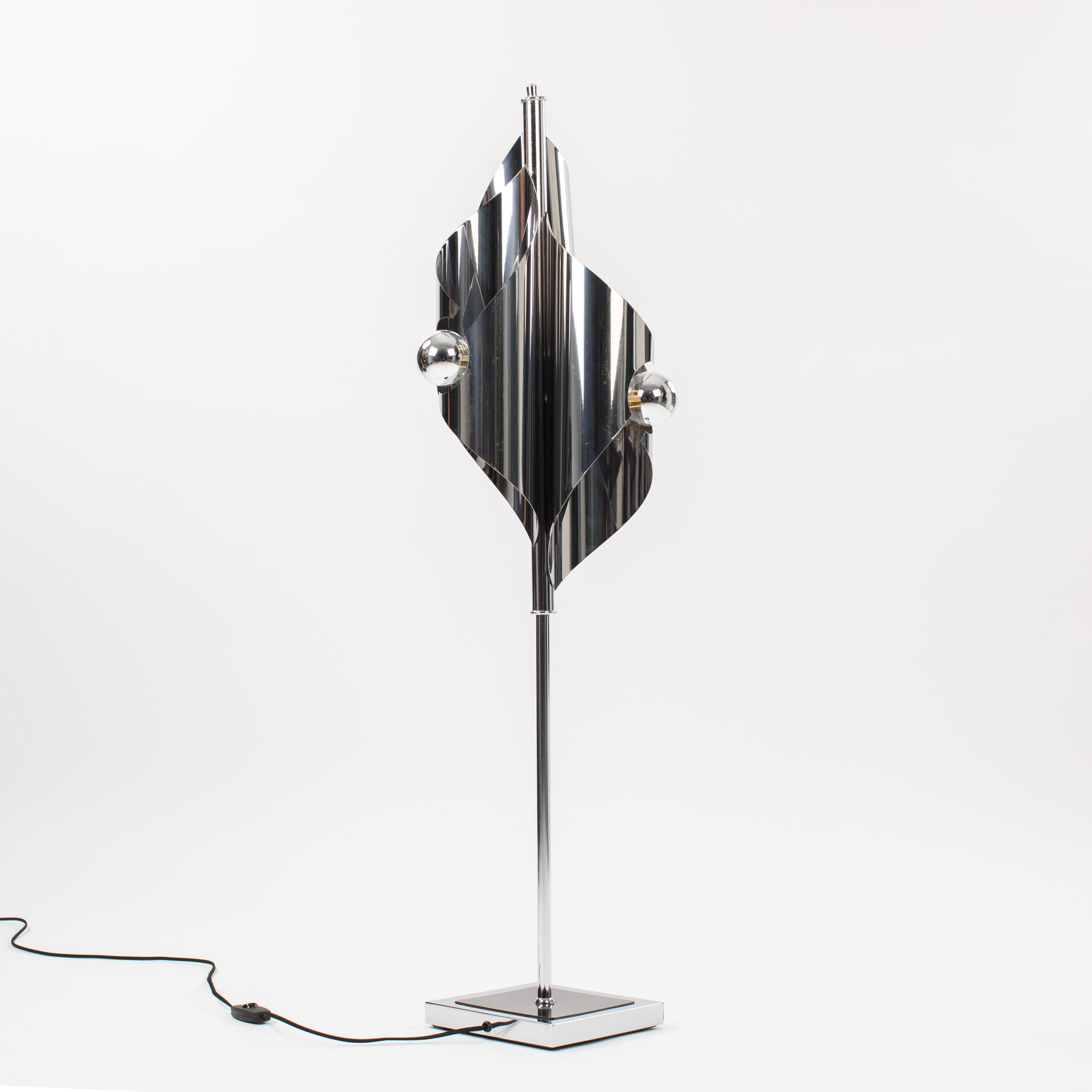 Lampada da tavolo minimalista francese del Mid-Century con linee trasparenti, lucide e cromate degli anni '70 In condizioni buone in vendita a Salzburg, AT