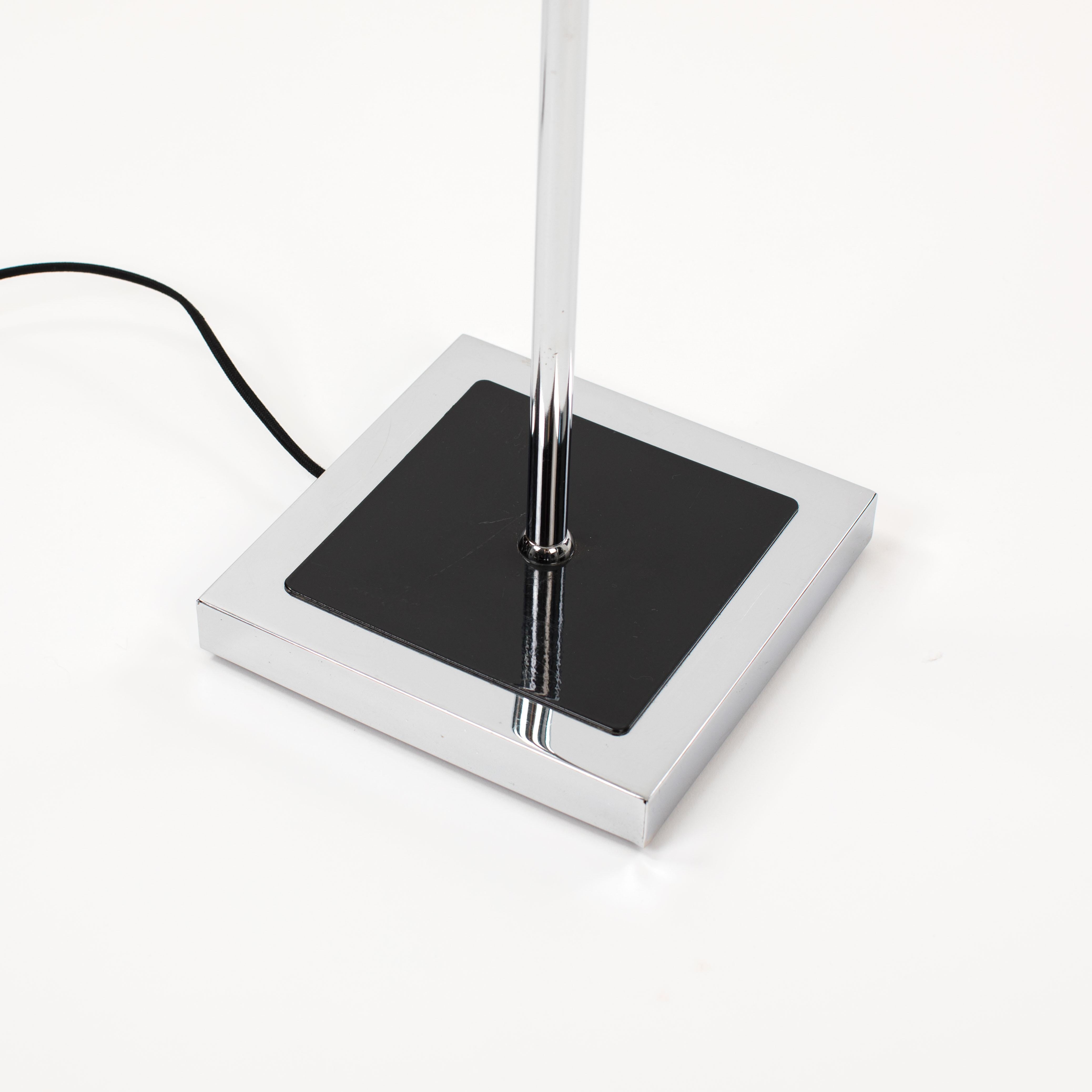 Metallo Lampada da tavolo minimalista francese del Mid-Century con linee trasparenti, lucide e cromate degli anni '70 in vendita