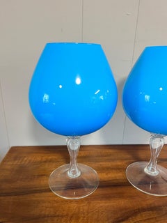 Ein Paar blaue Opalglasgläser im französischen Mid-Century-Modern-Stil aus den 1950er Jahren
