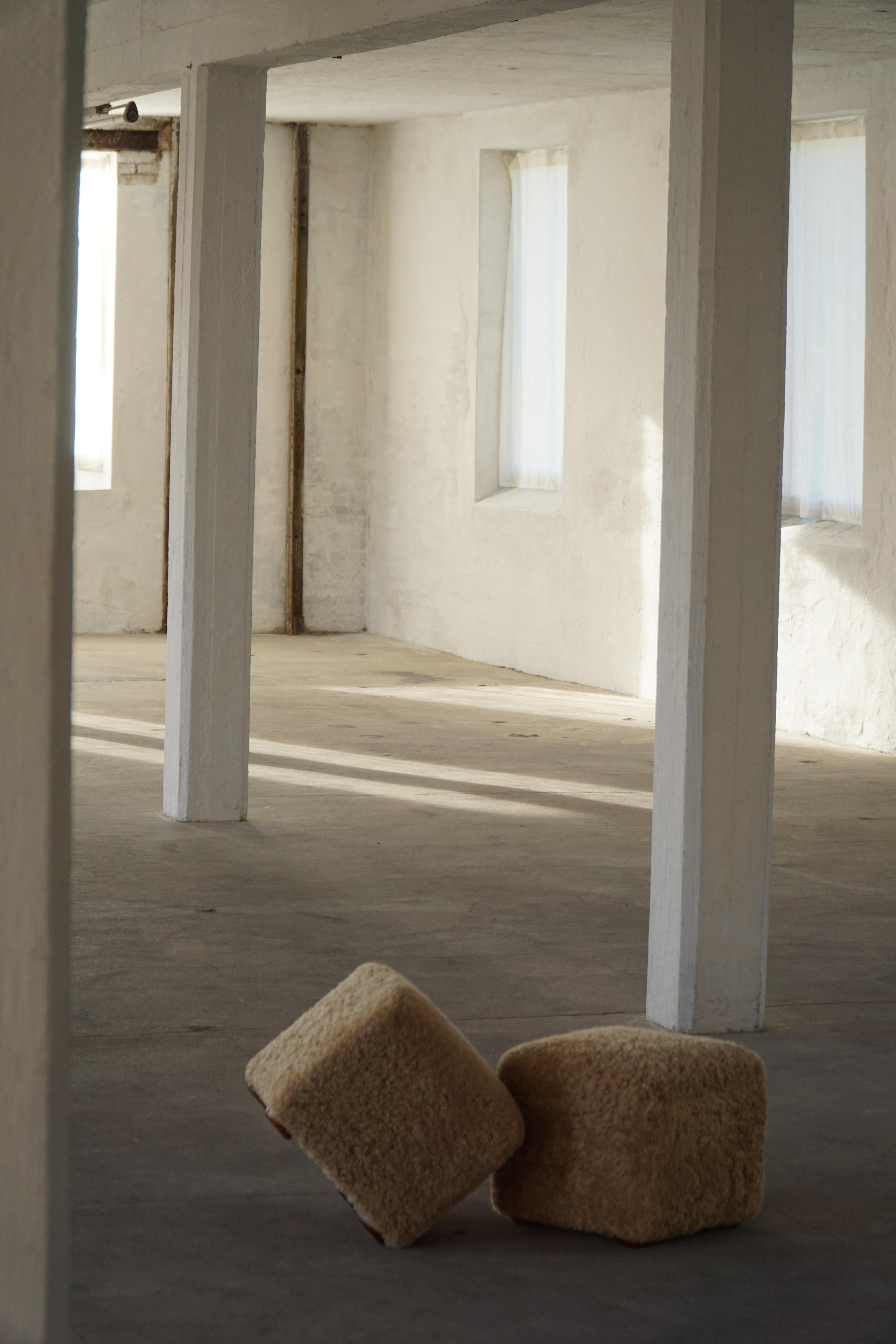 Paire de poufs / tabourets cubiques en laine d'agneau, 1960s en vente 3