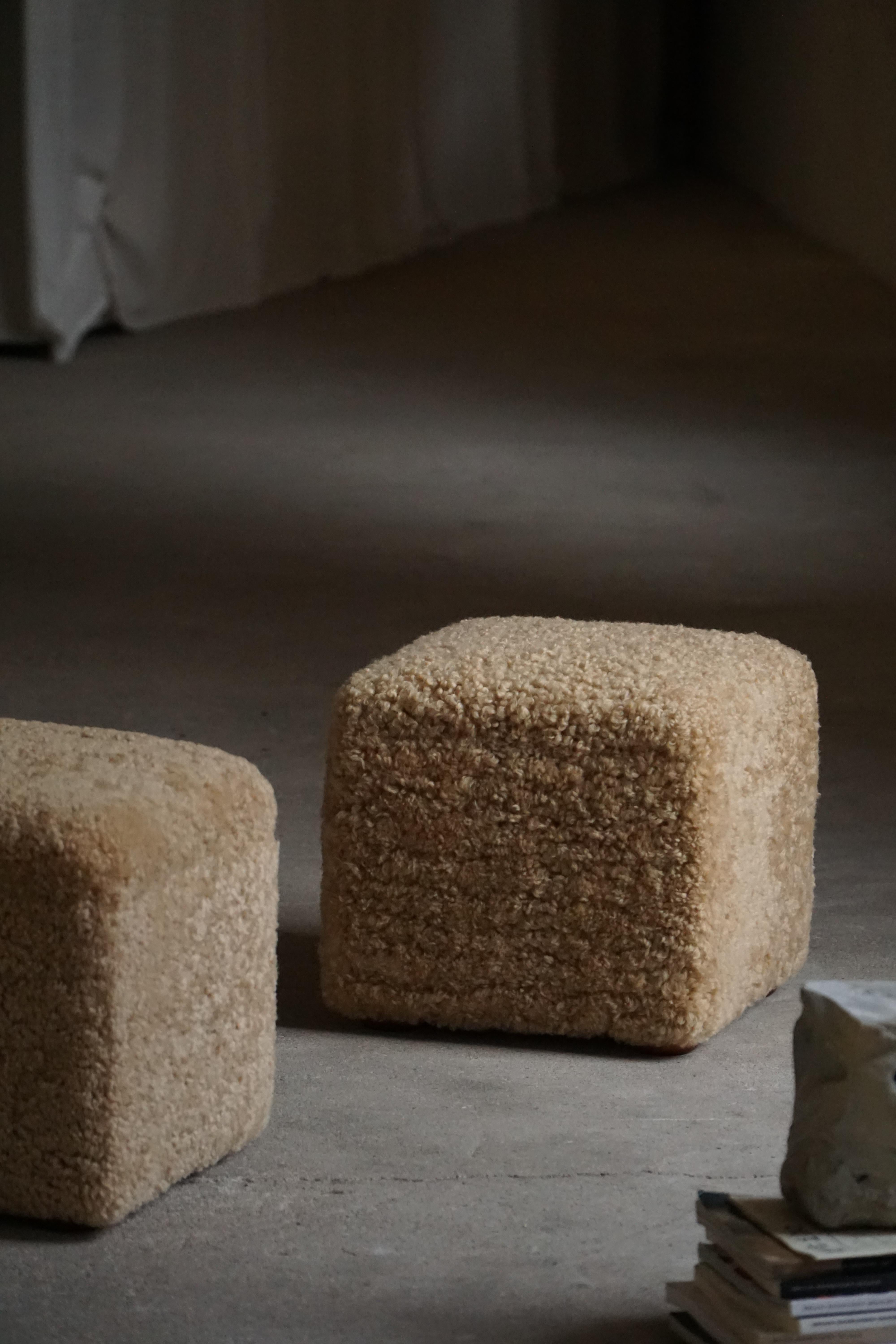 Art déco Paire de poufs / tabourets cubiques en laine d'agneau, 1960s en vente