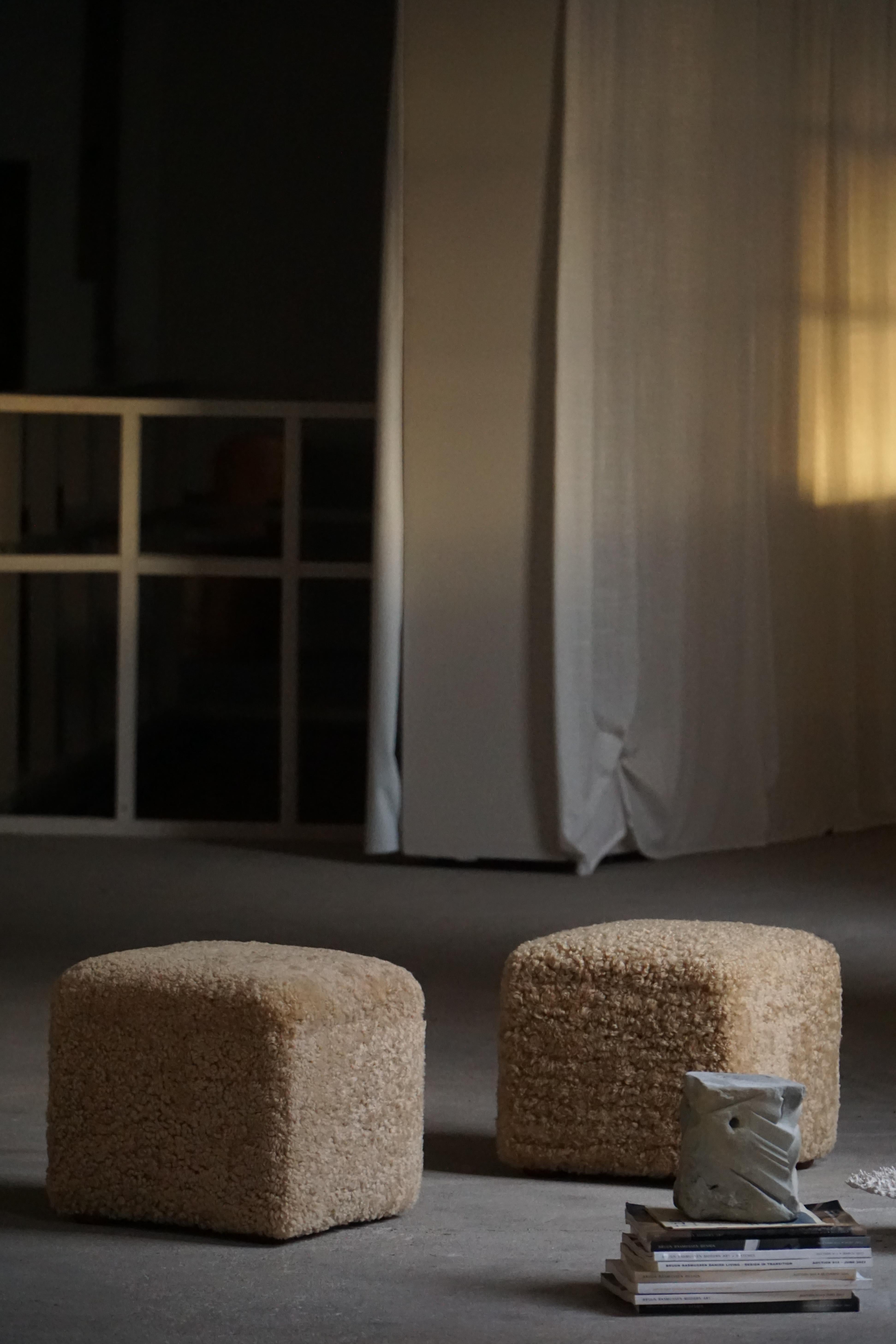 Français Paire de poufs / tabourets cubiques en laine d'agneau, 1960s en vente