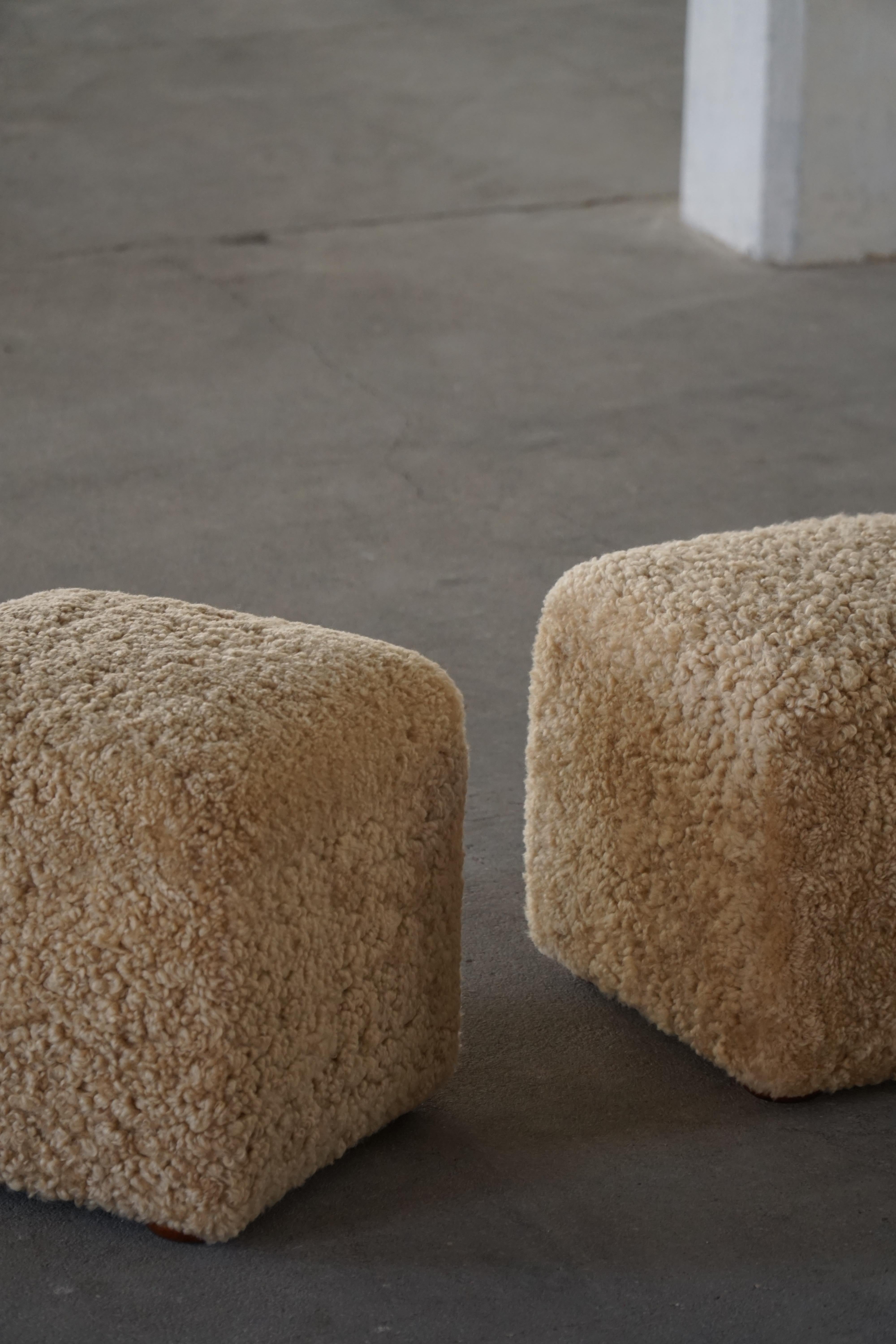 Paire de poufs / tabourets cubiques en laine d'agneau, 1960s Bon état - En vente à Odense, DK