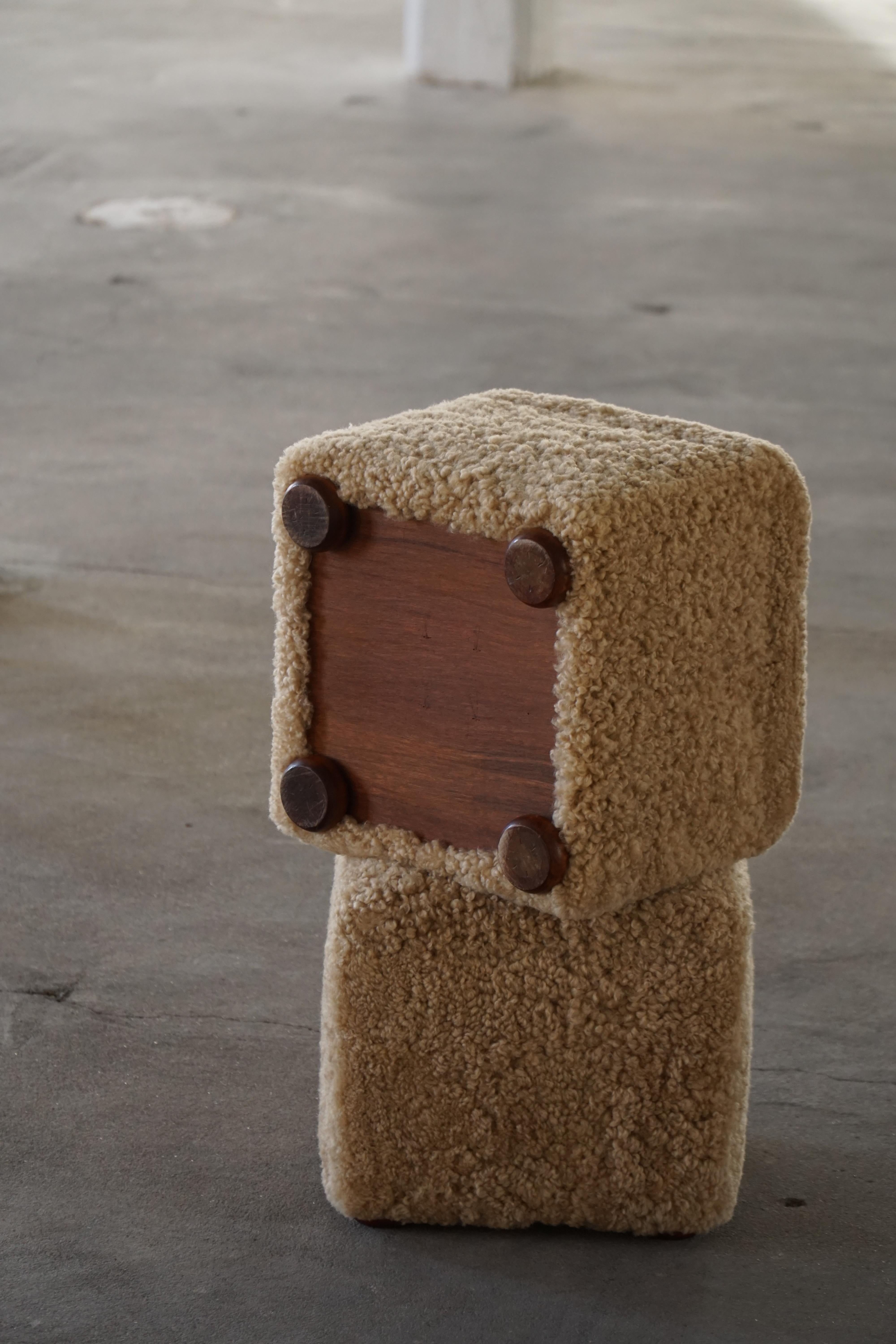 20ième siècle Paire de poufs / tabourets cubiques en laine d'agneau, 1960s en vente