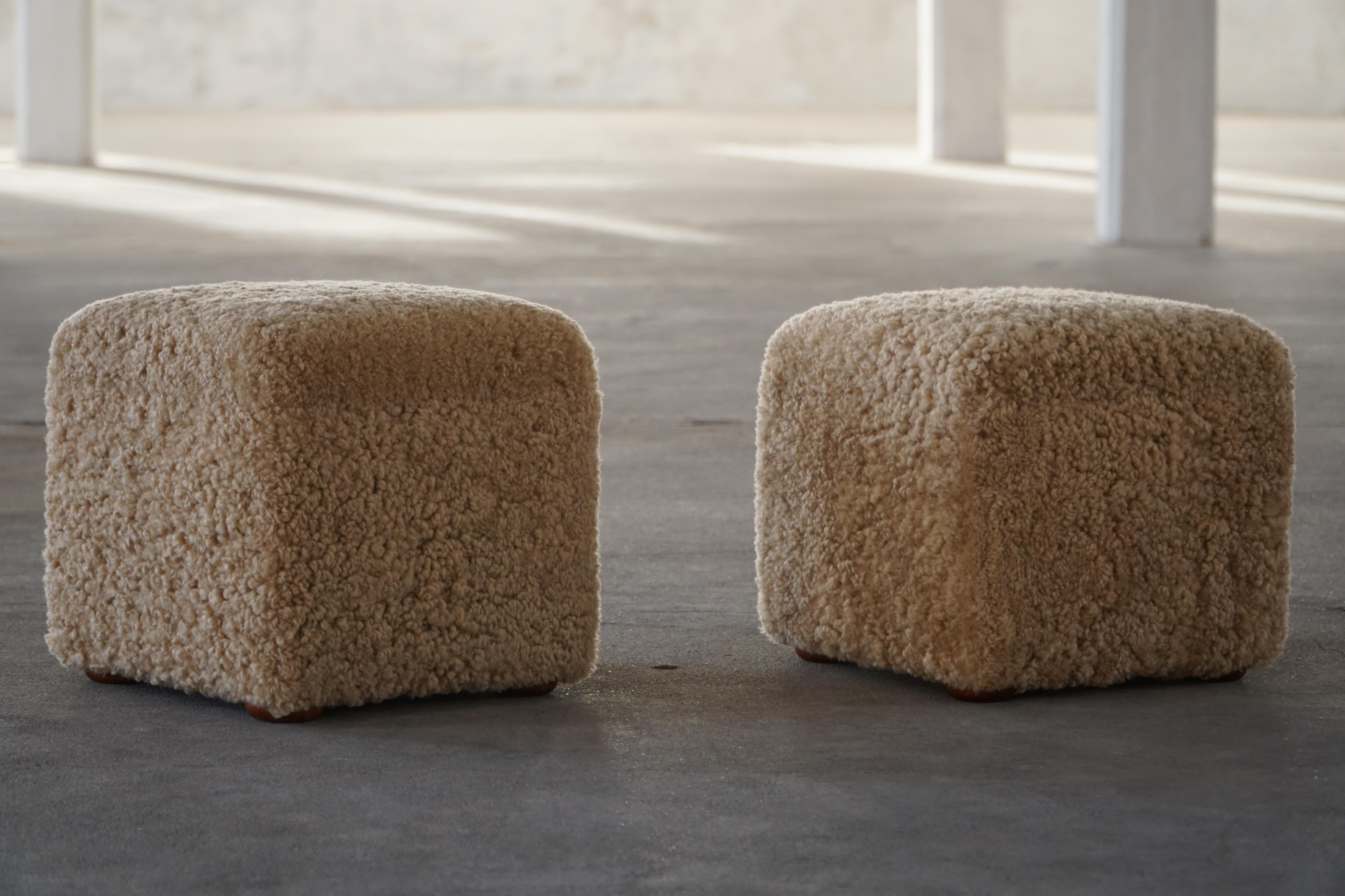 Paire de poufs / tabourets cubiques en laine d'agneau, 1960s en vente 1