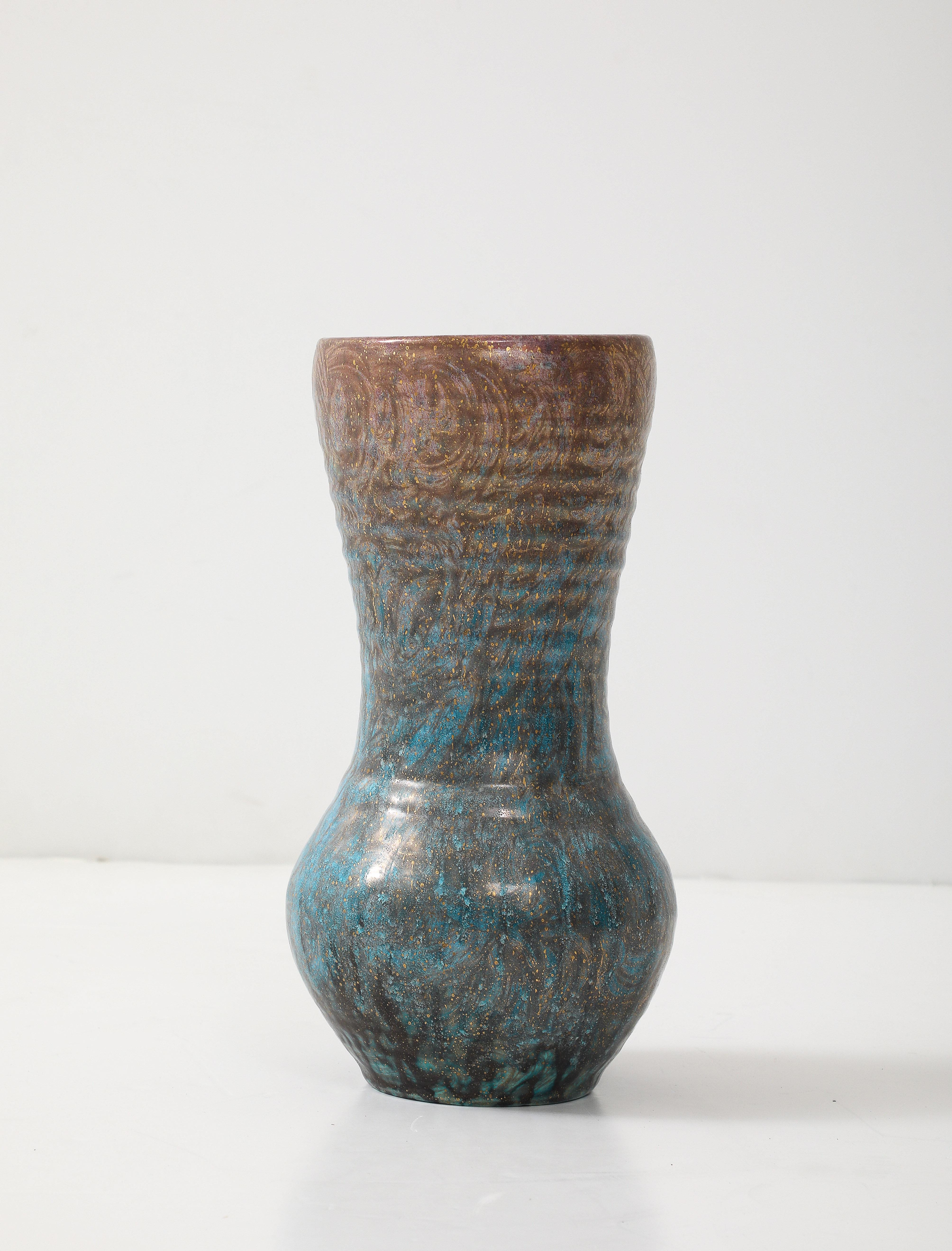 Französische Keramikvase aus der Mitte des Jahrhunderts mit gesprenkelter Ombre-Glasur in Blau und verbranntem Orange. Eine metallische Goldfleckglasur auf der Außenseite.