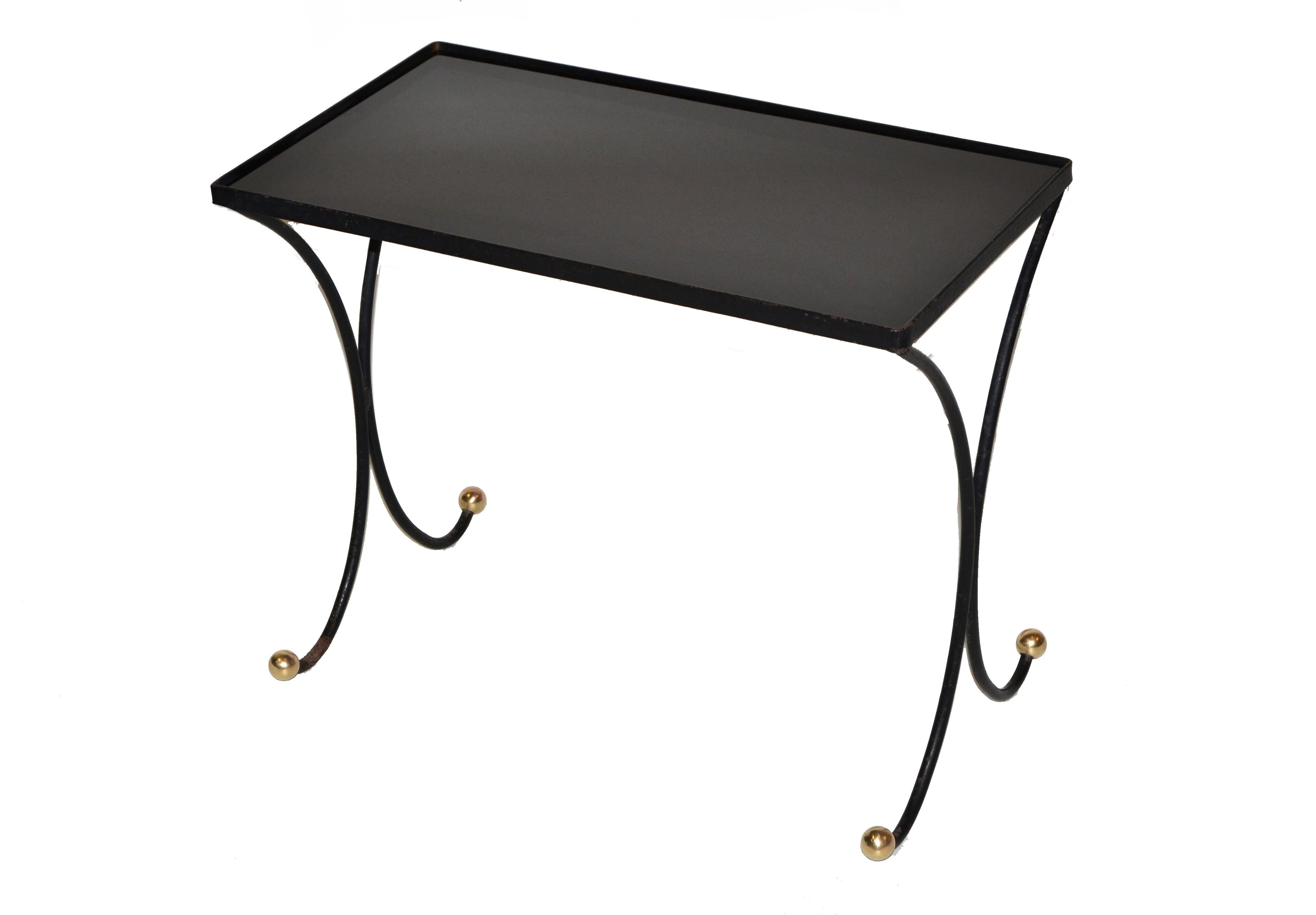 Mid-Century Modern Table d'appoint moderne mi-siècle en fer forgé noir et en laiton avec plateau en verre noir en vente