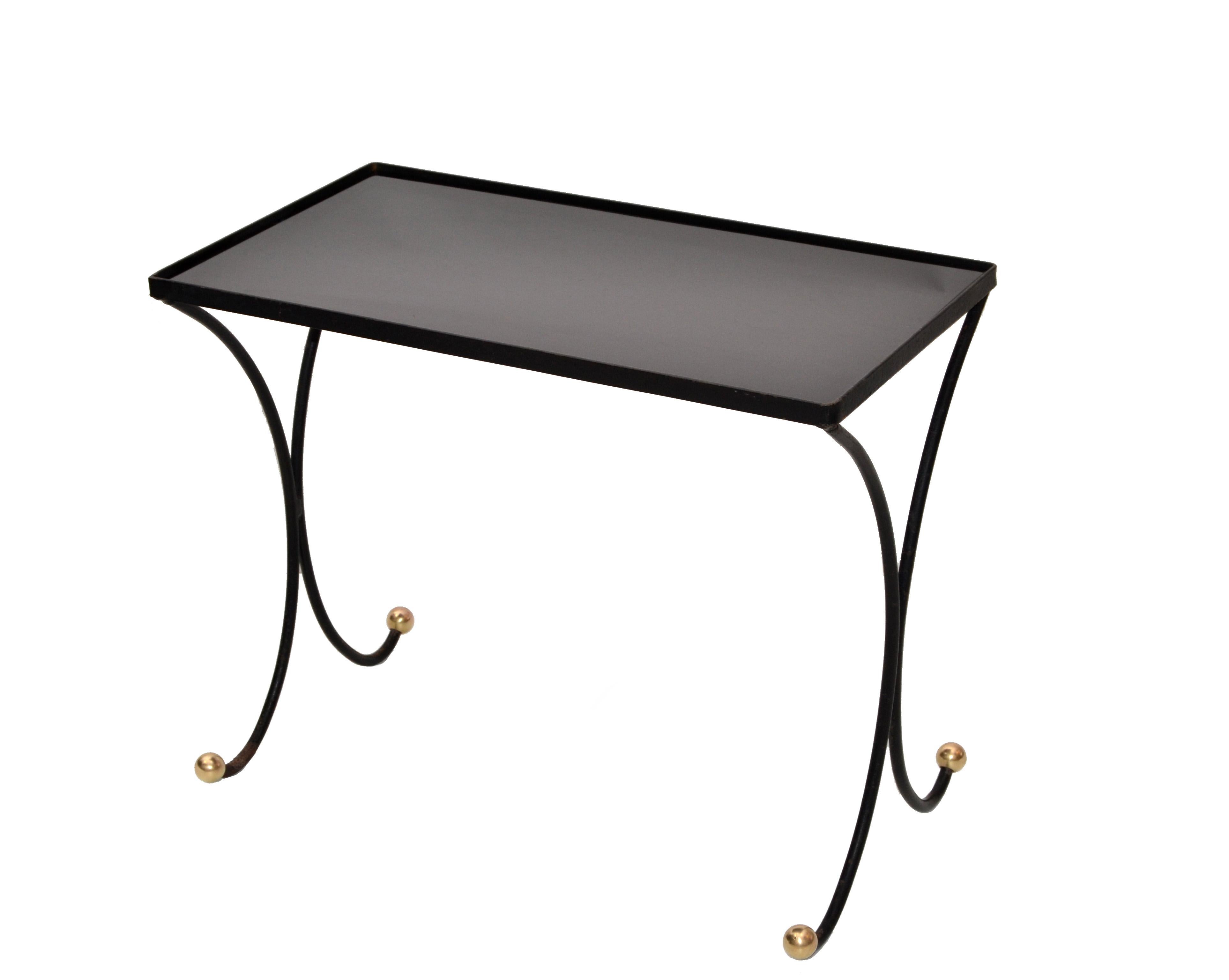 Français Table d'appoint moderne mi-siècle en fer forgé noir et en laiton avec plateau en verre noir en vente