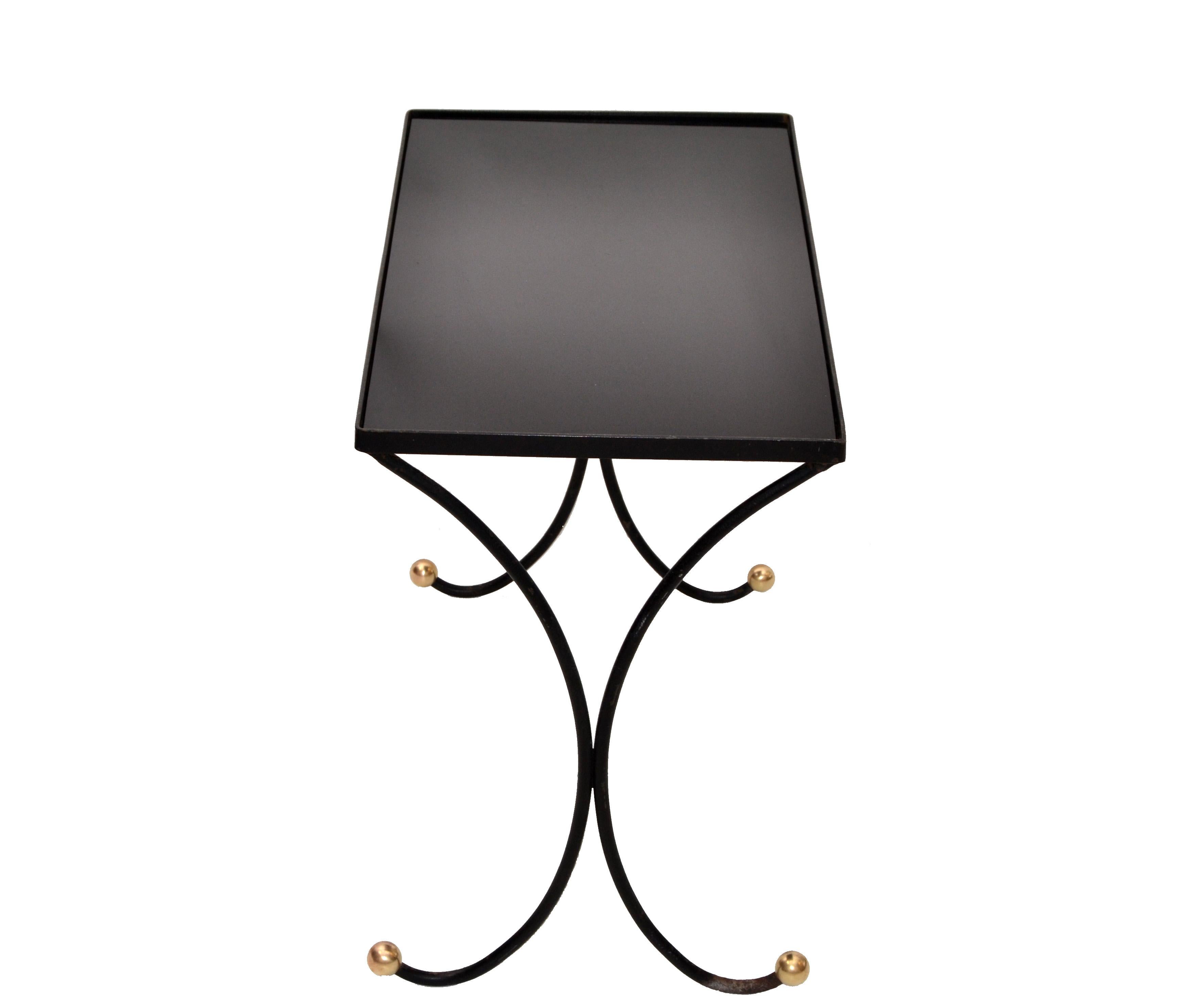Fait main Table d'appoint moderne mi-siècle en fer forgé noir et en laiton avec plateau en verre noir en vente