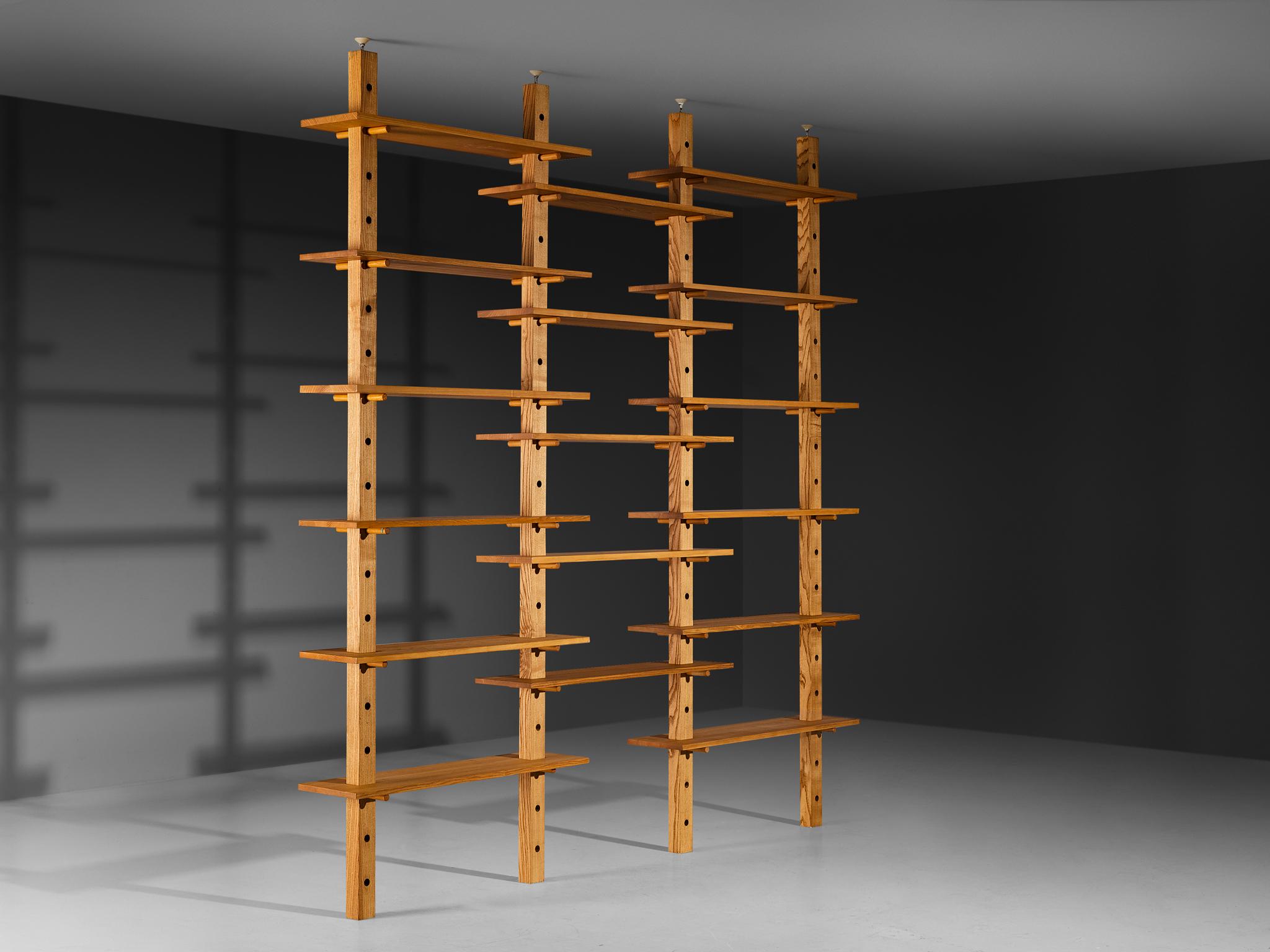 Bibliothèque / étagère murale / séparateur de pièce, frêne massif, France, années 1960 

Cette bibliothèque française moderne du milieu du siècle dernier, datant des années 1960, allie fonctionnalité et minimalisme structurel. Fabriqué en frêne, son