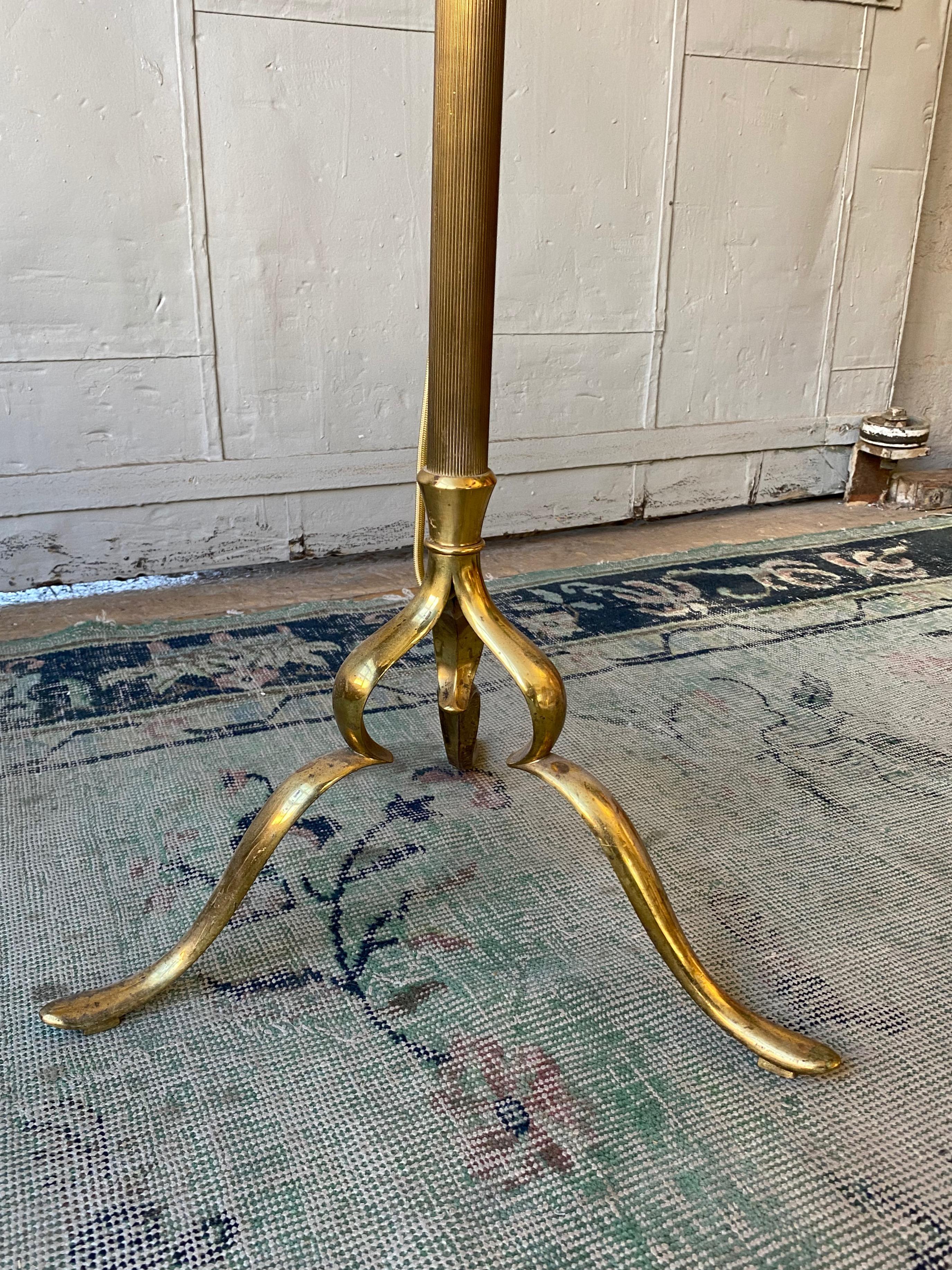 French Mid-Century Modern Brass Floor Lamp on a Tripod Base For Sale 6