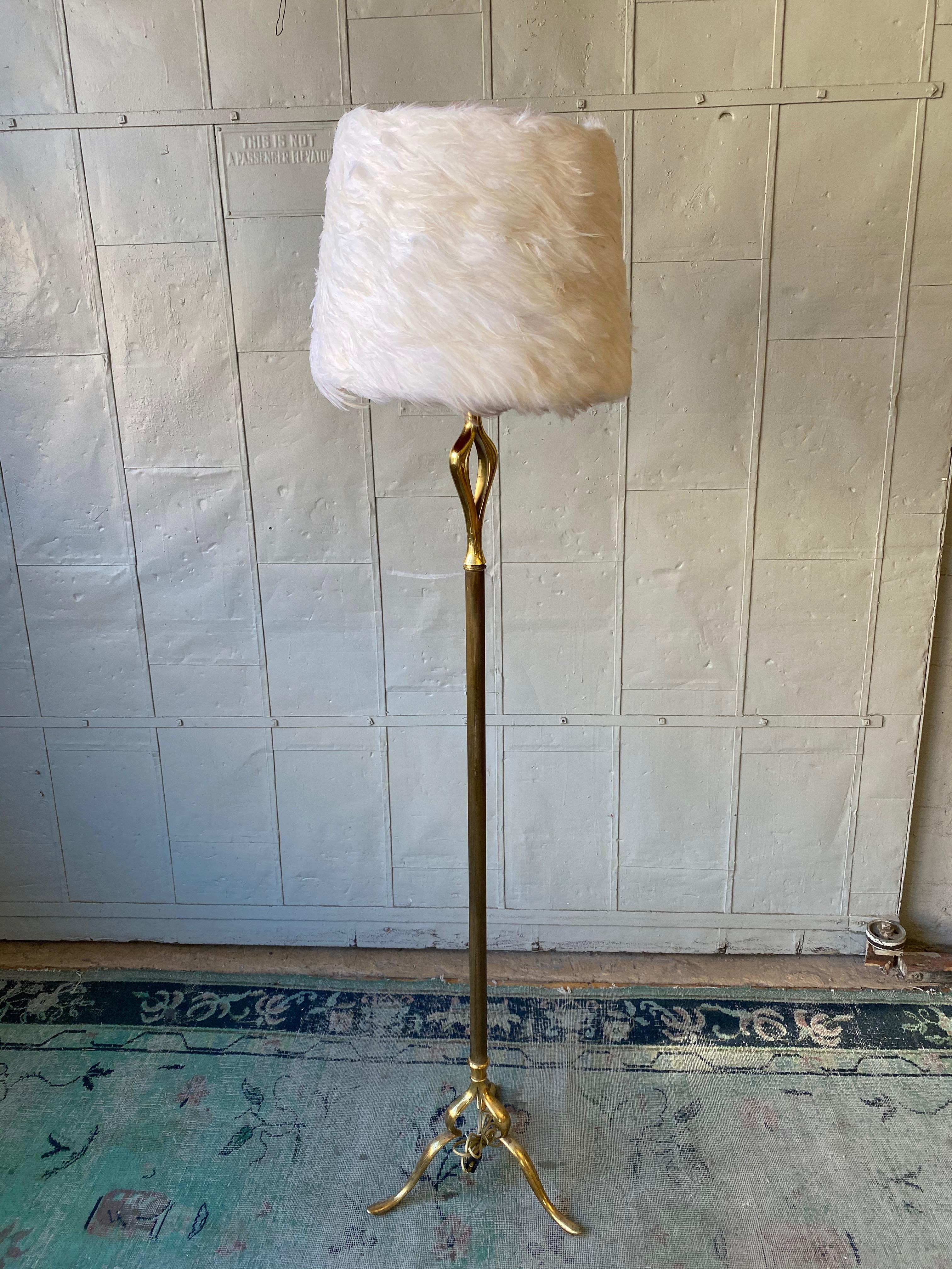 French Mid-Century Modern Brass Floor Lamp on a Tripod Base For Sale 1