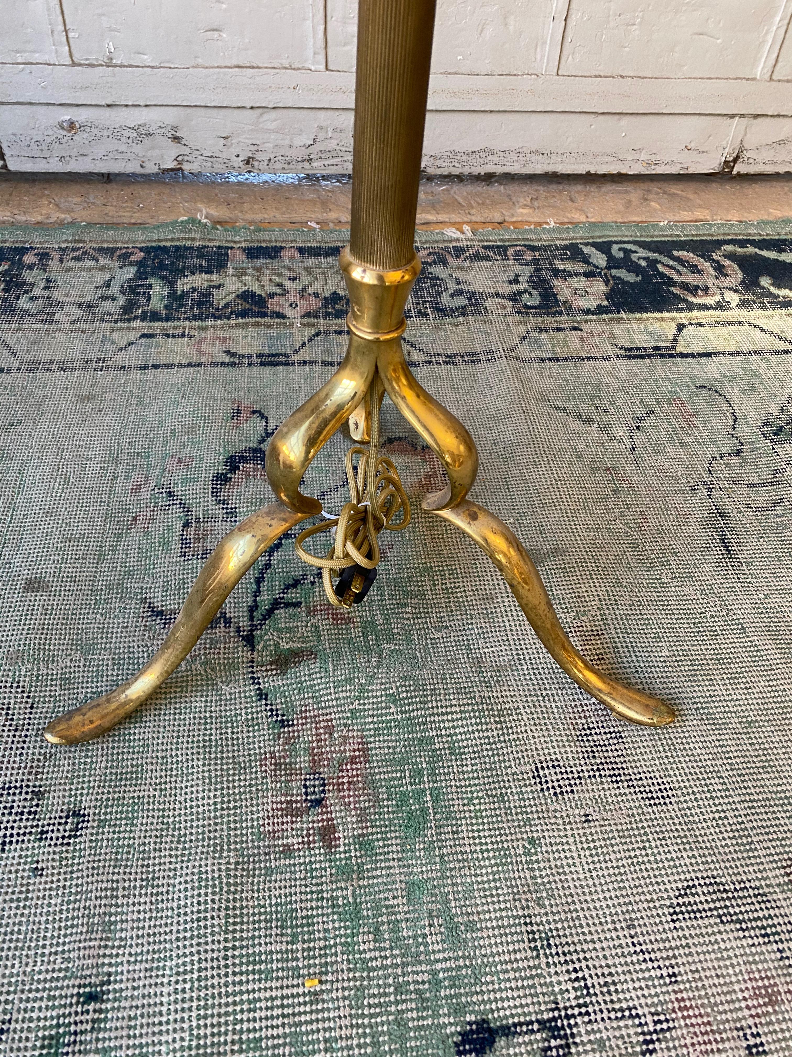 French Mid-Century Modern Brass Floor Lamp on a Tripod Base For Sale 2