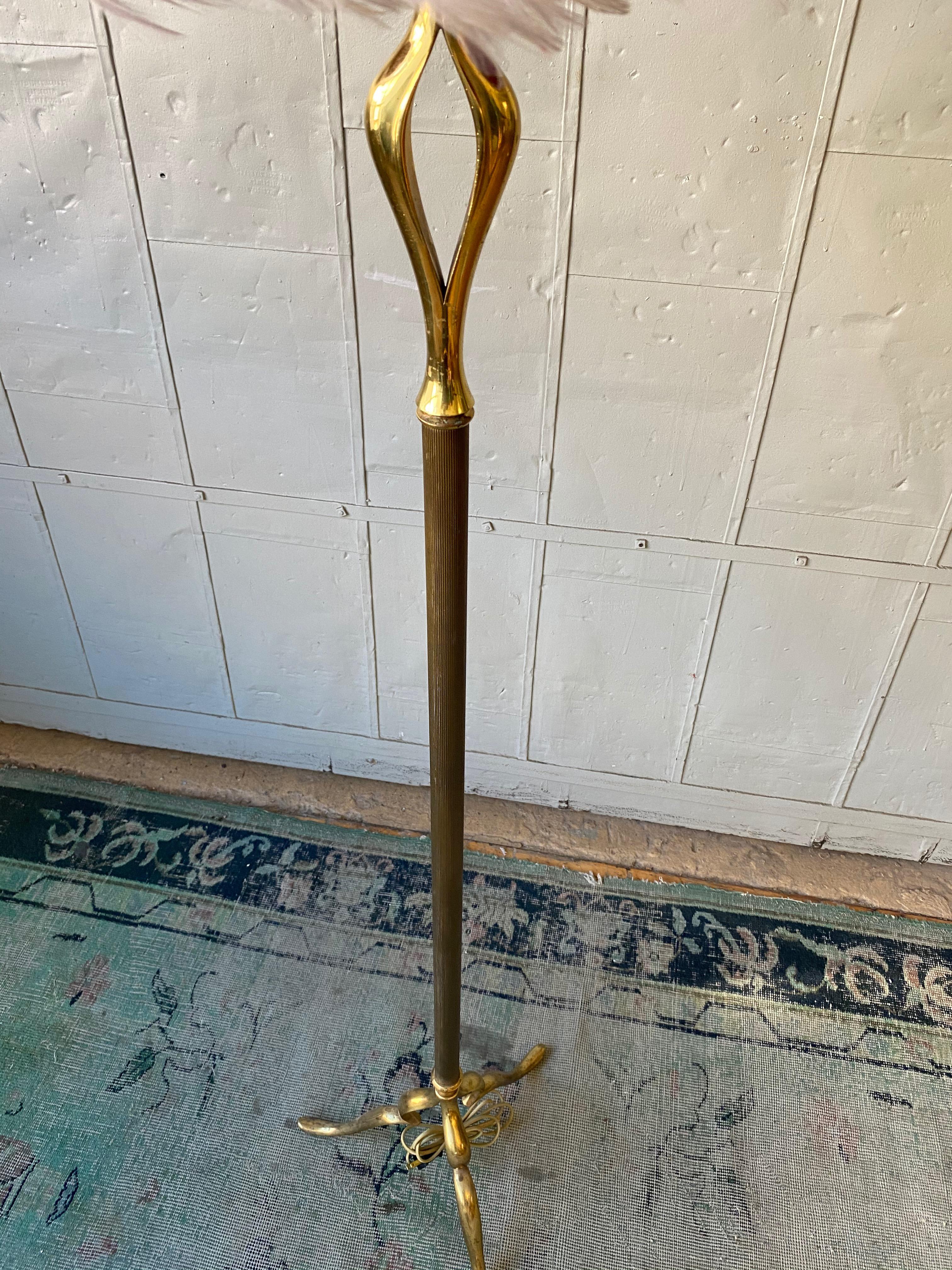 Lampada da terra francese in ottone della metà del secolo scorso su base a treppiede in vendita 1