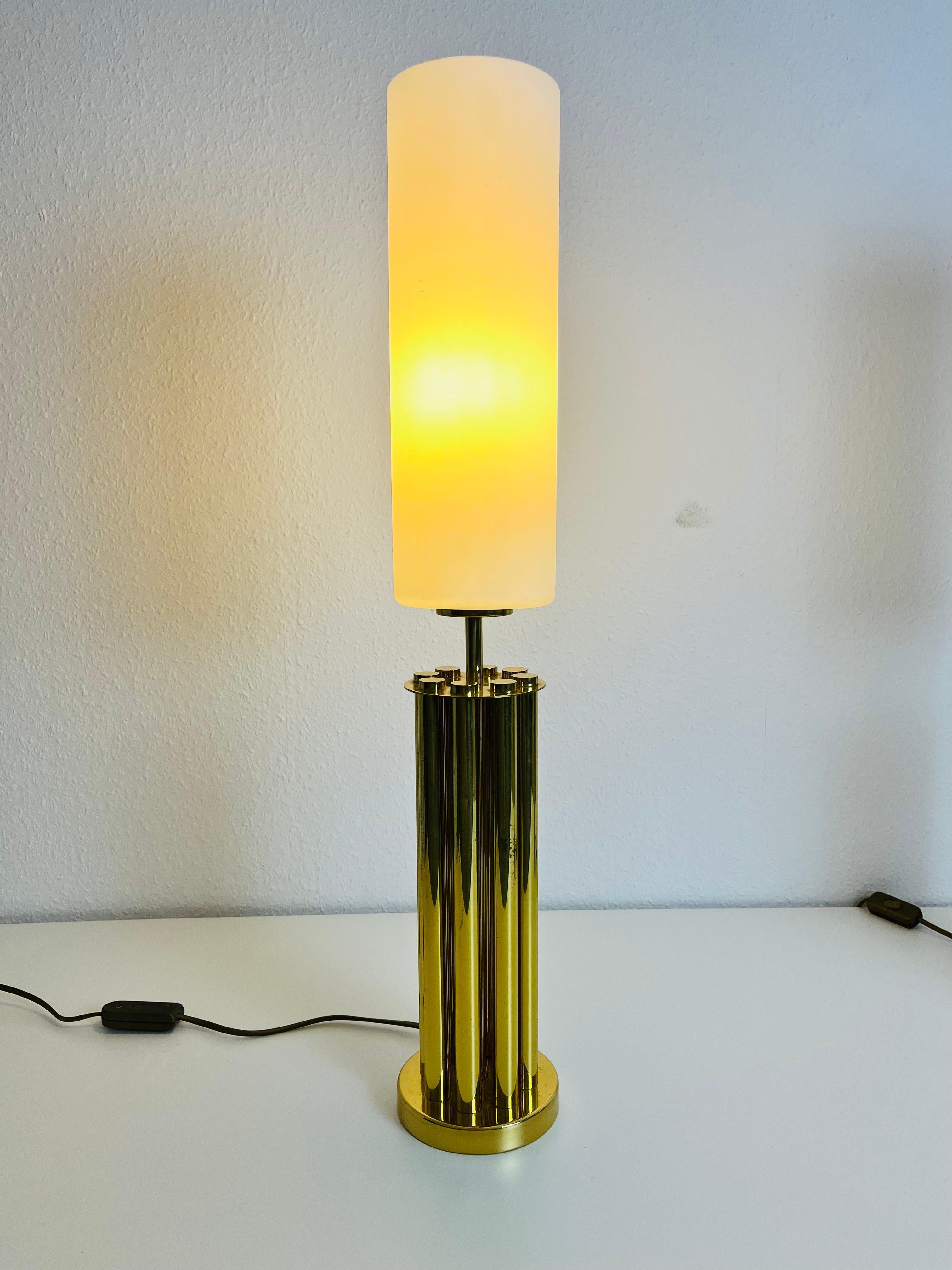 Paire de lampes de bureau françaises en laiton de style mi-siècle moderne, années 1960 en vente 3