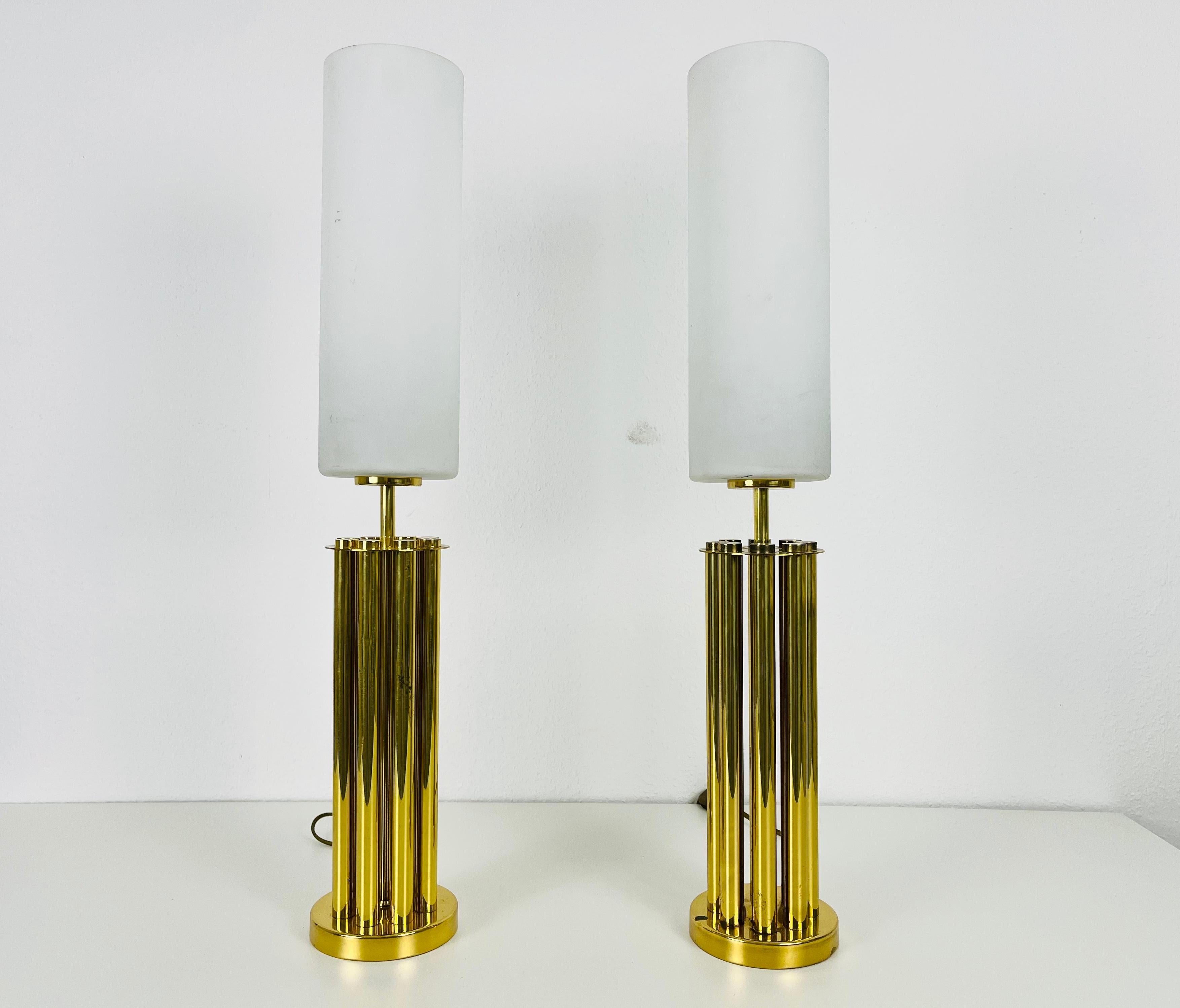 Mid-Century Modern Paire de lampes de table en laiton de la modernité française du milieu du siècle dernier, années 1960 en vente